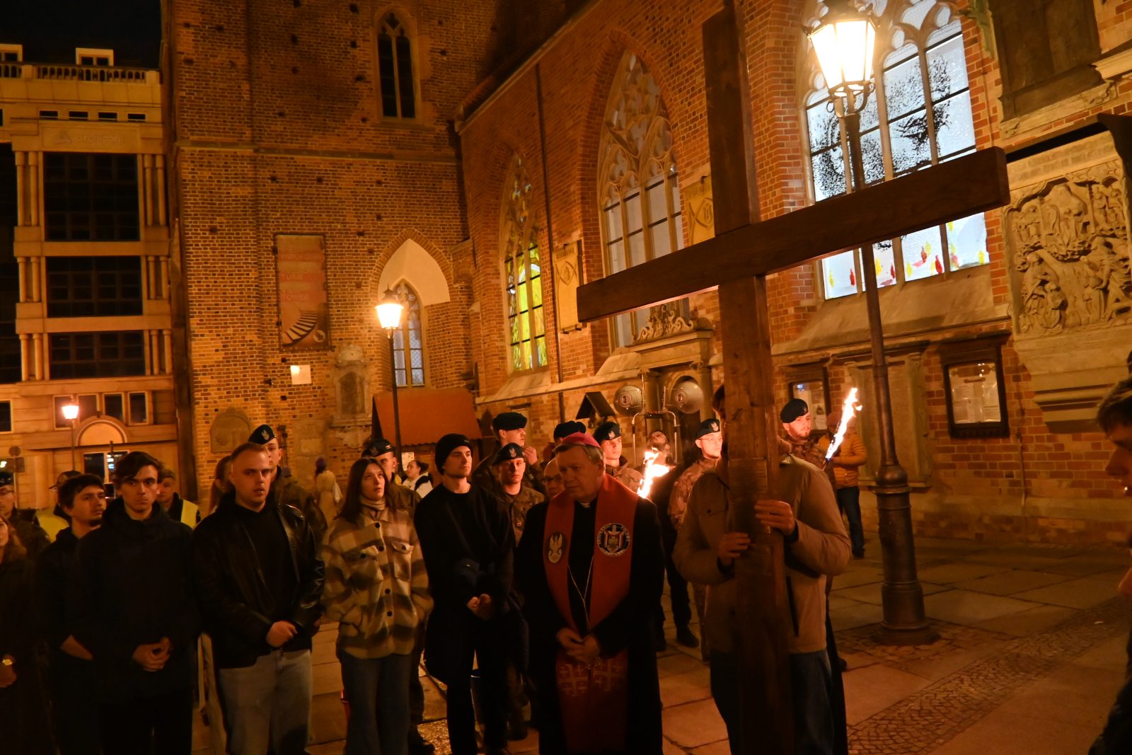 Ponad tysiąc młodych przeszło ulicami Wrocławia Akademicką Drogę Krzyżową [REPORTAŻ]