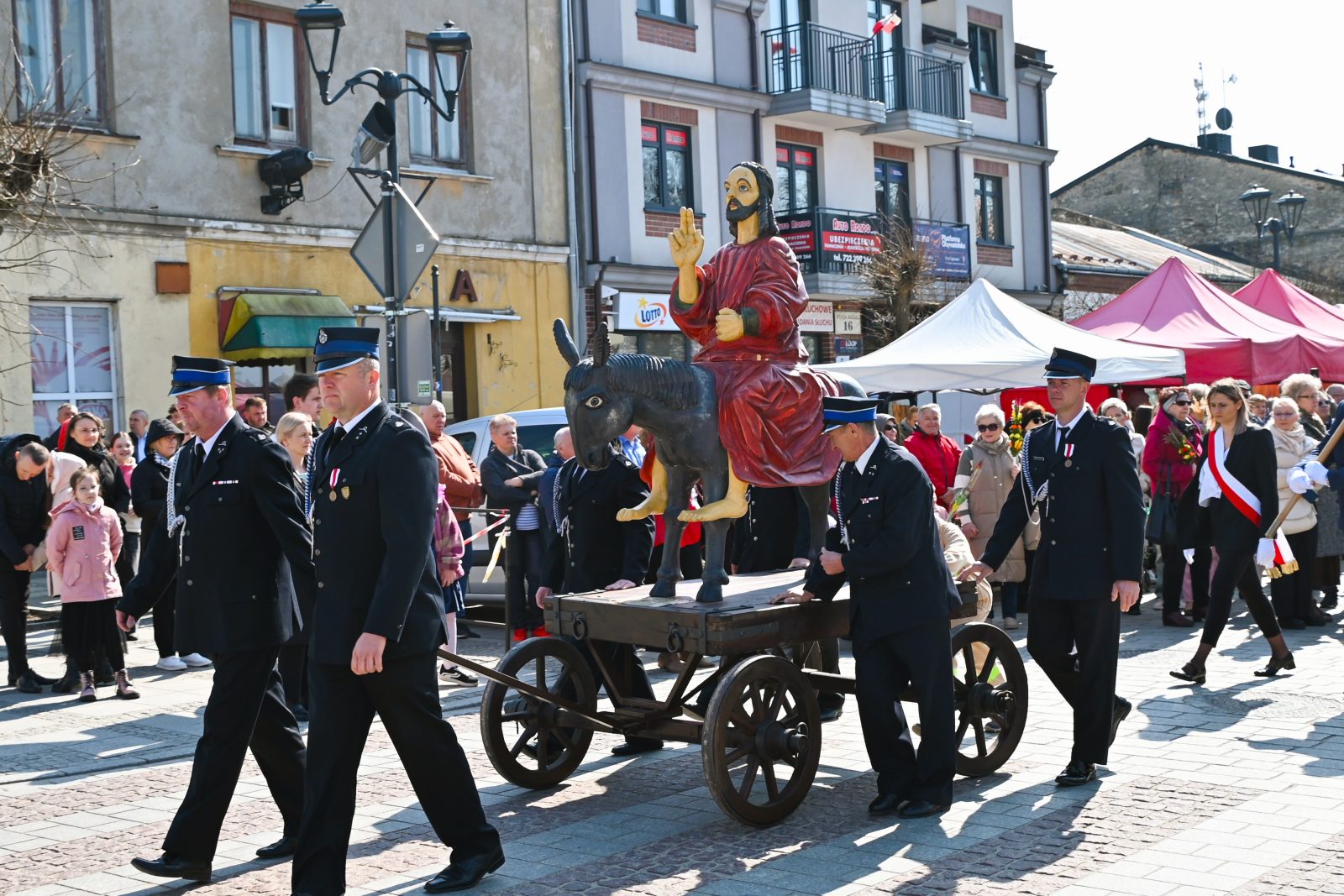 Wielowiekowa procesja z drewnianą figurą Jezusa. Niedziela Palmowa w Szydłowcu [FOTOREPORTAŻ]