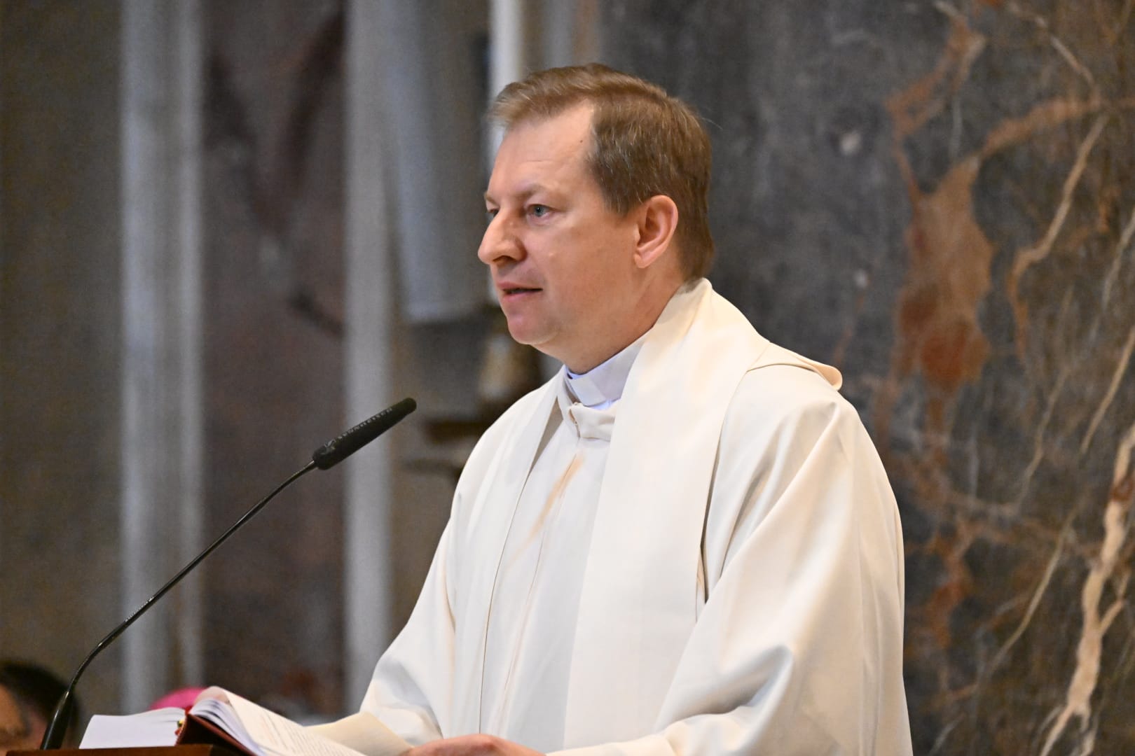 Ks. Rytel-Andrianik: kard. Krajewski przykładem troski o życie drugiego człowieka