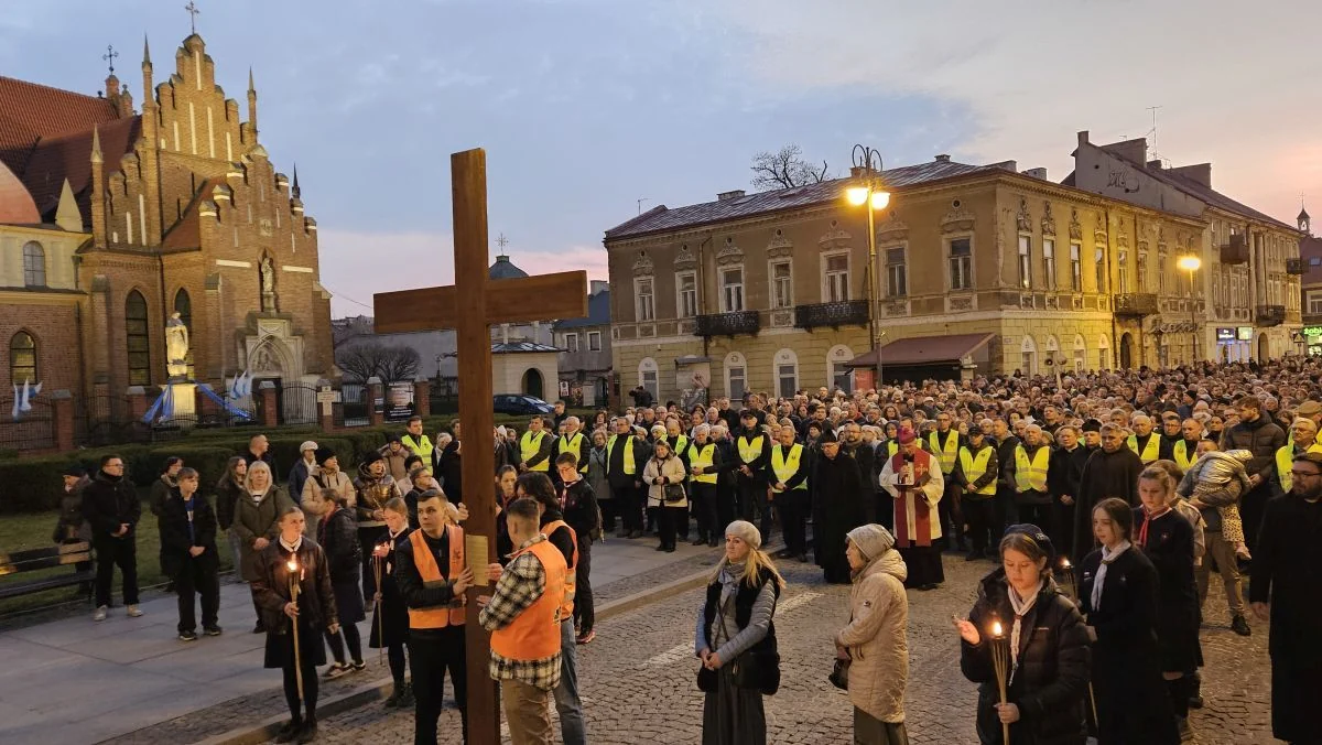 Radom: bp Solarczyk poprowadził uliczną Drogę Krzyżową