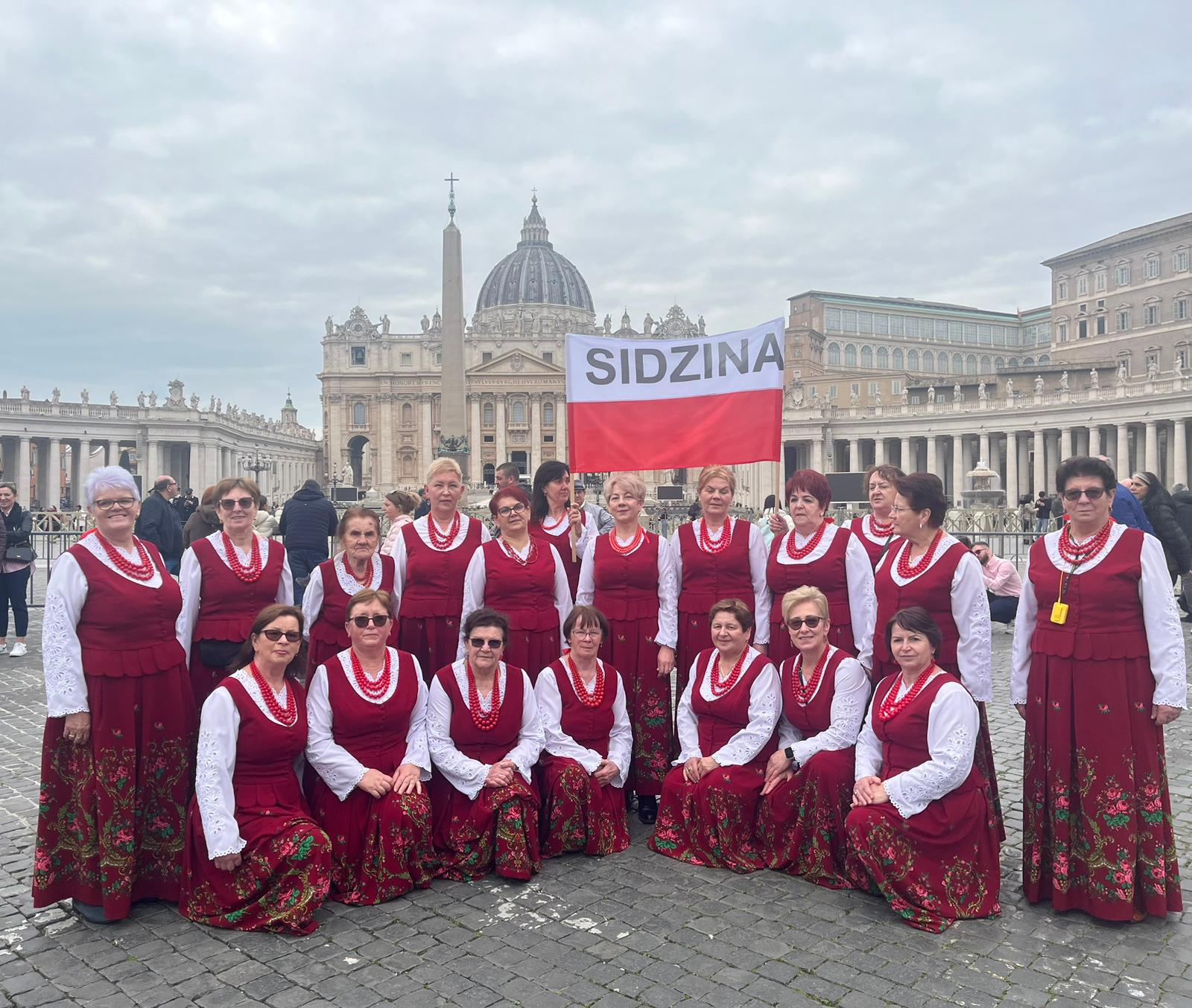 Gospodynie z Sidziny na Anioł Pański z Papieżem