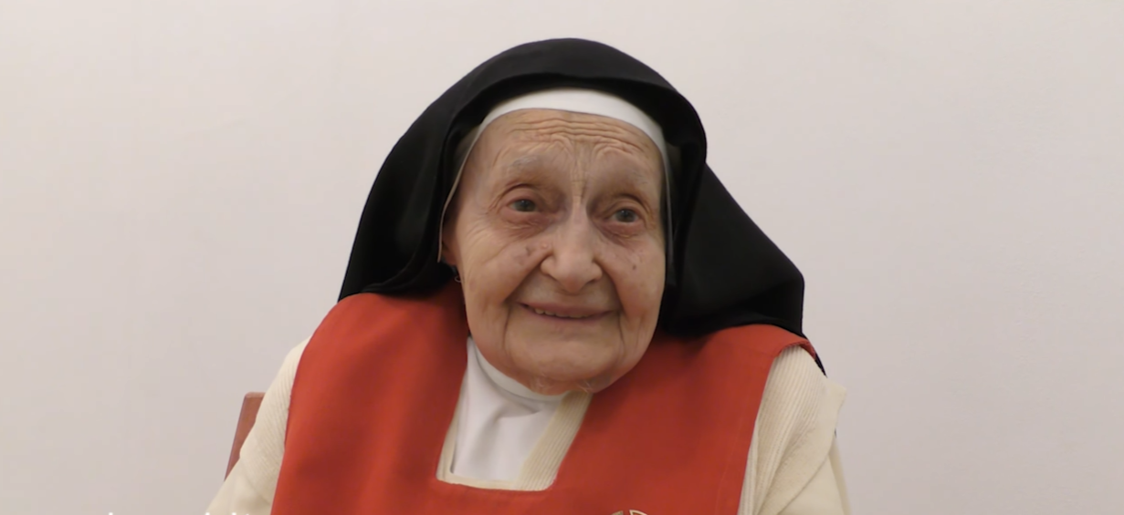 106-letnia zakonnica przez cały czas służy w klasztorze i opowiada o Ewangelii na YouTube