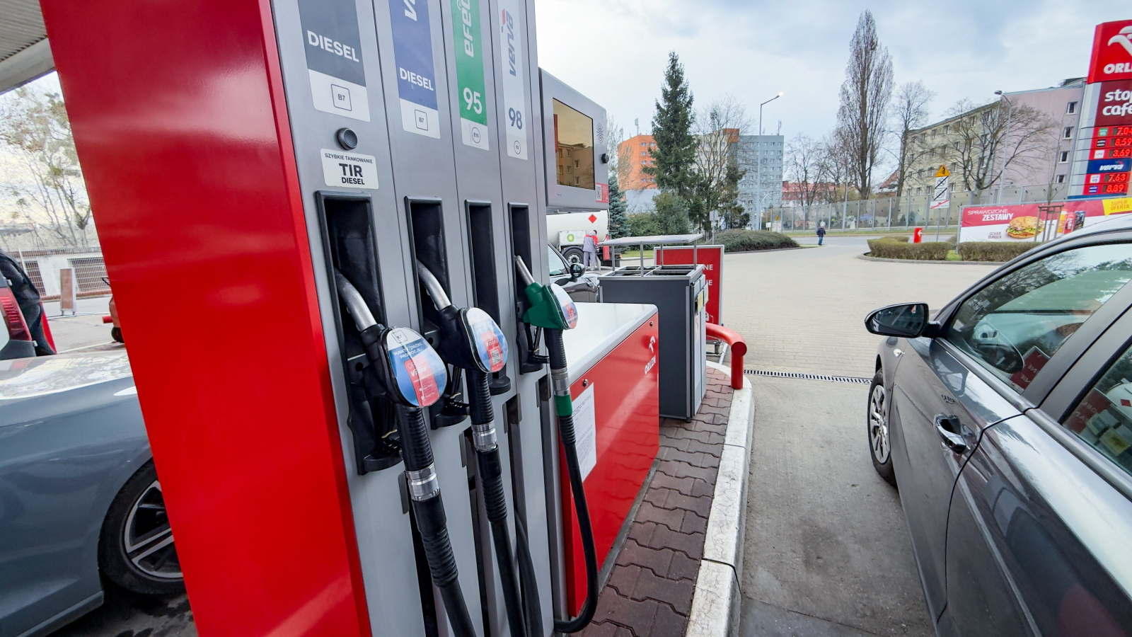 Premier: wprowadzimy maksymalną cenę detaliczną na paliwa
