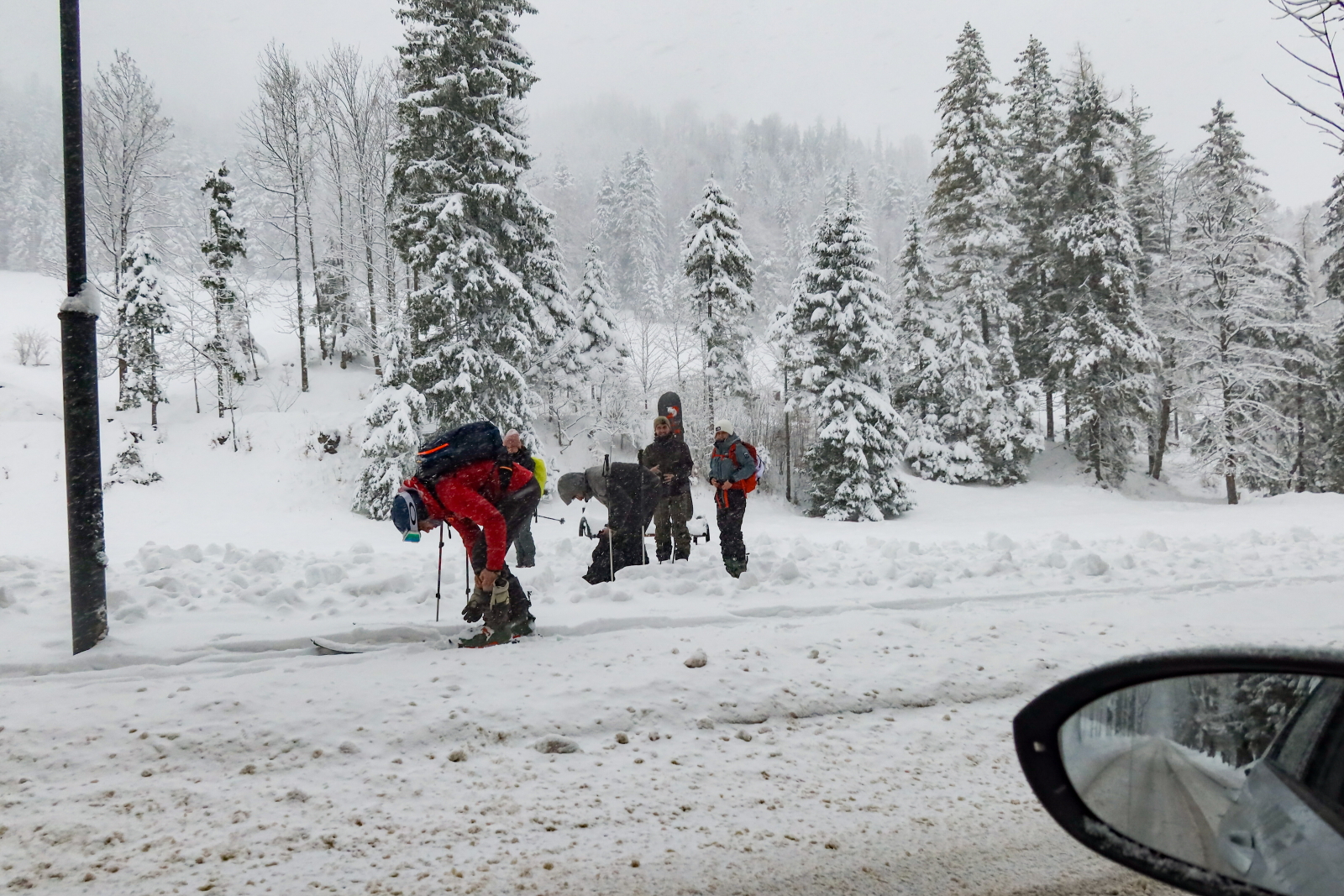 W Tatrach obowiązuje trzeci stopień zagrożenia lawinowego – alarmuje TOPR