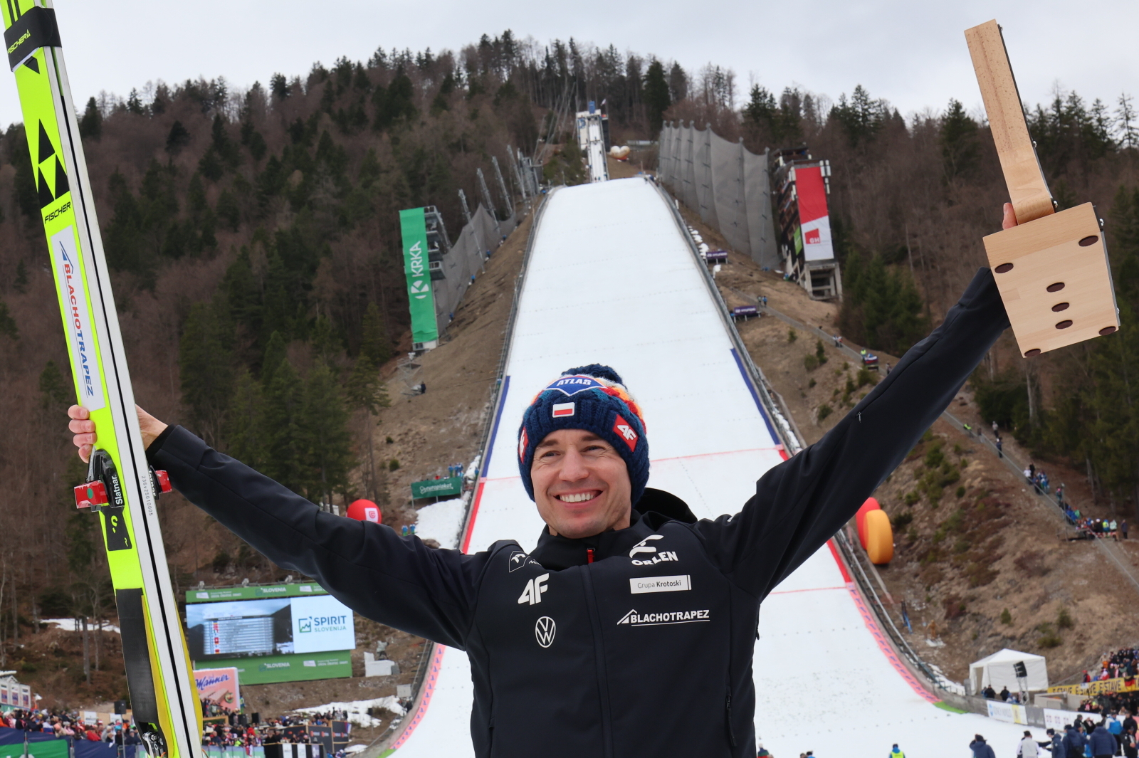 „Napisał piękną historię”. Ostatnie skoki Kamila Stocha w karierze [+GALERIA]