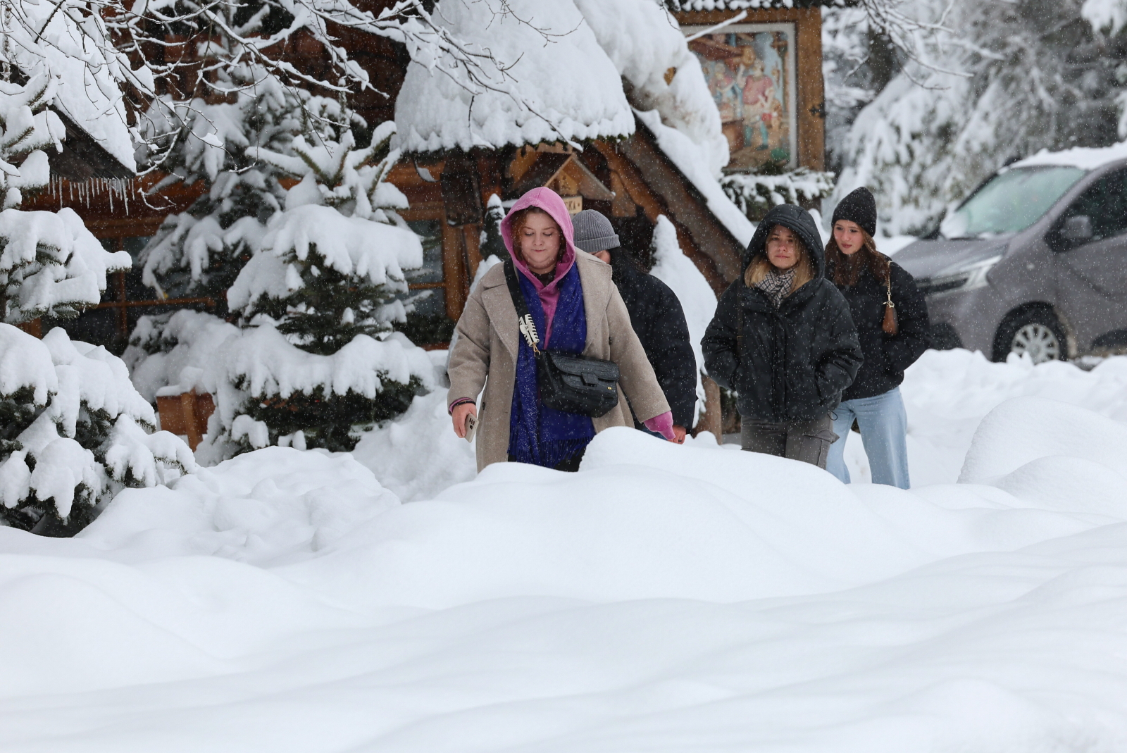 Całe Tatry zamknięte dla turystów; śnieg i znaczne zagrożenie lawinowe [+GALERIA]