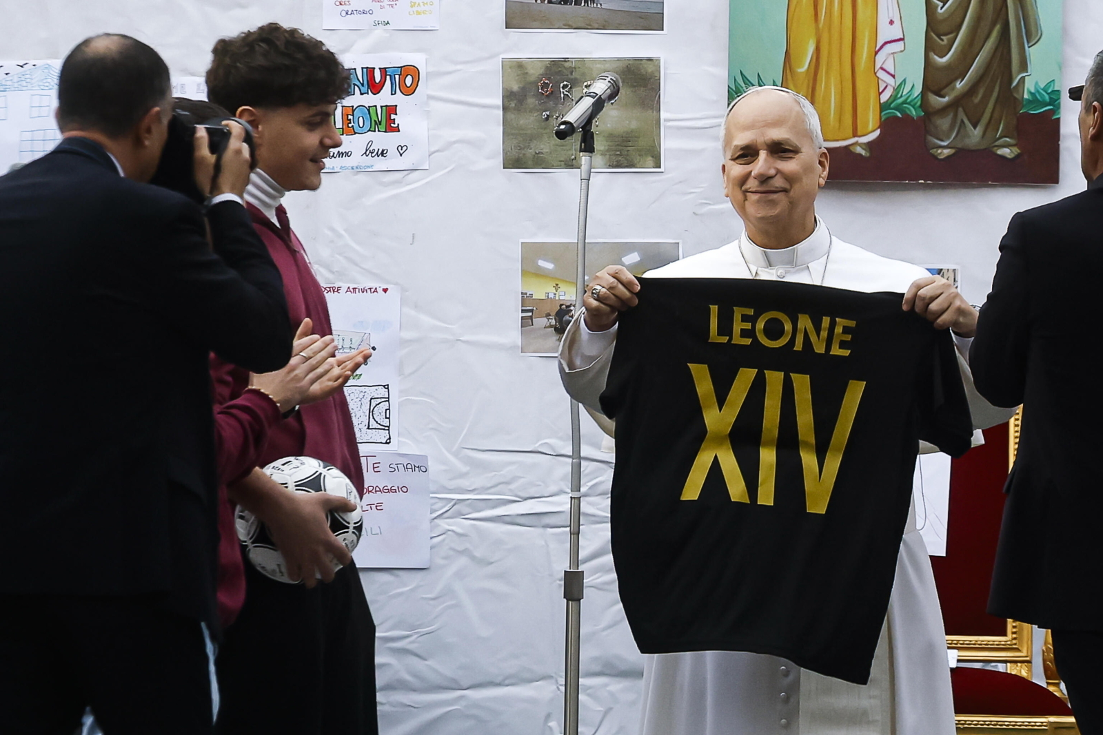 Papież Leon XIV dostał piłkę i koszulkę podczas wizyty duszpasterskiej w rzymskiej parafii [GALERIA]