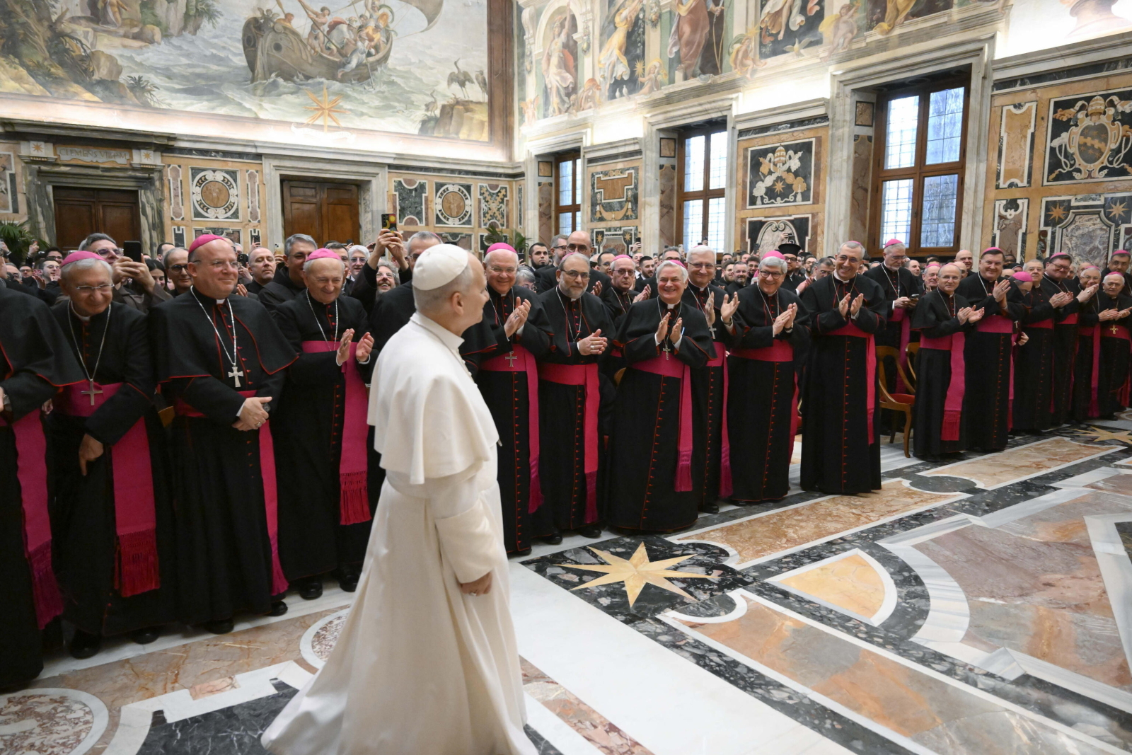 Dyskretni doradcy papieża w Watykanie – Leon XIV nie zwołuje gremium, które ustanowił Franciszek