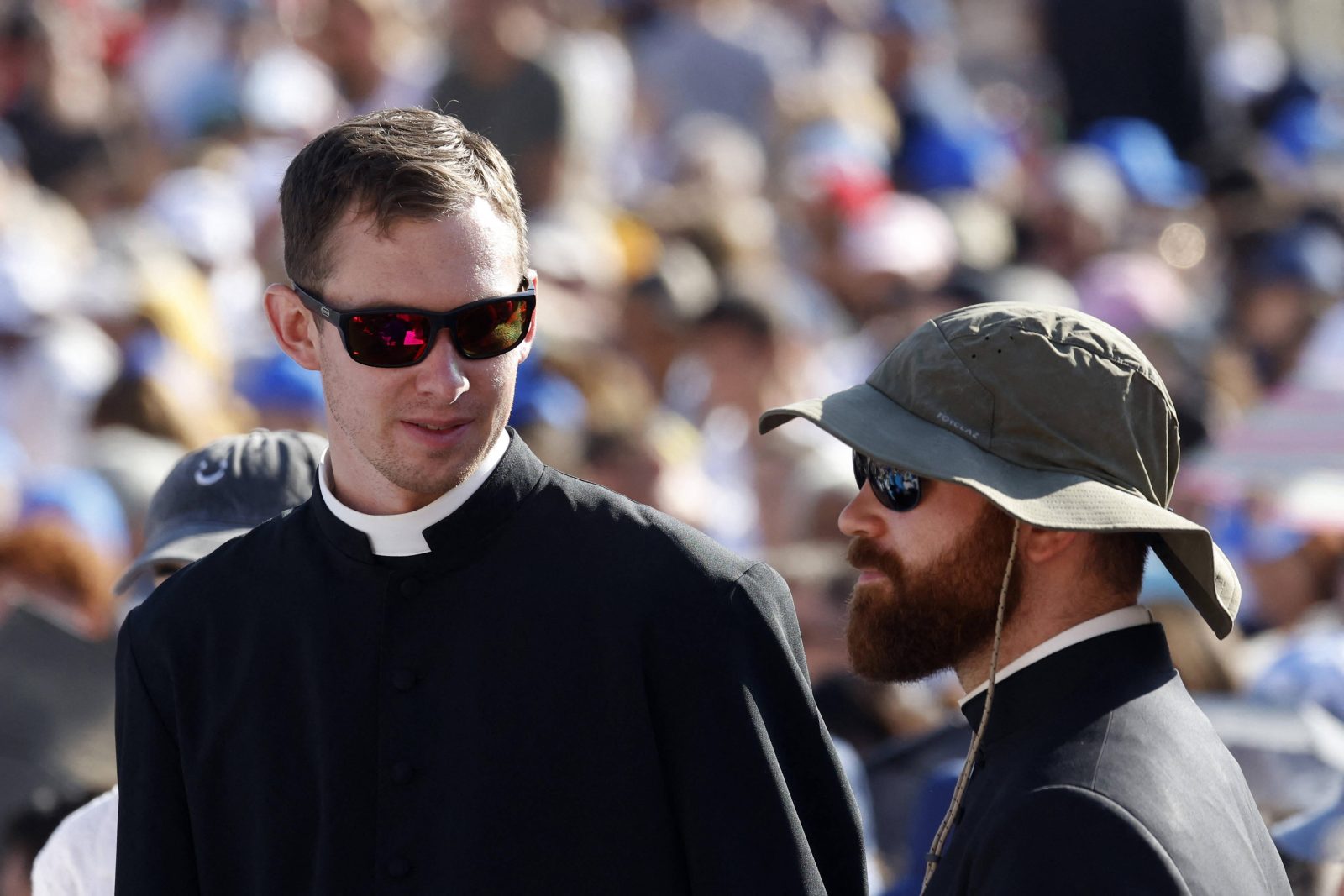 Księża w barze i koloratka [FELIETON]