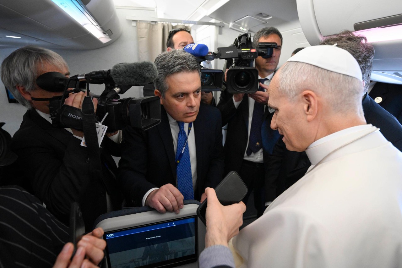 Papież w samolocie: nie jestem politykiem, mówię o Ewangelii. Dość wojen