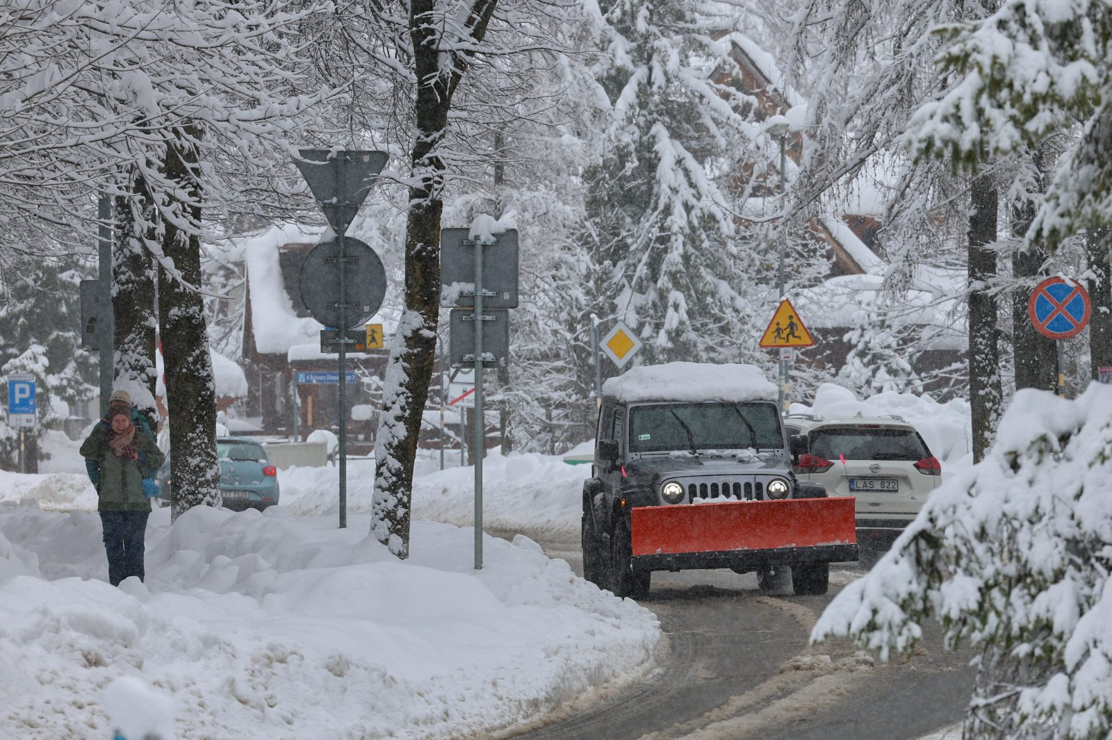 Zakopane: Wielkanoc w zimowej scenerii. Policja apeluje do kierowców o ostrożność na drogach [+GALERIA]