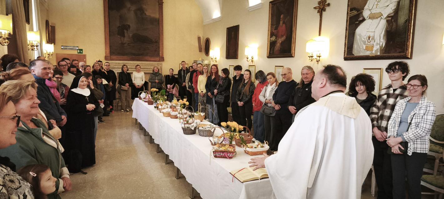 Setki osób przybywają do polskiego kościoła w Rzymie ze święconkami