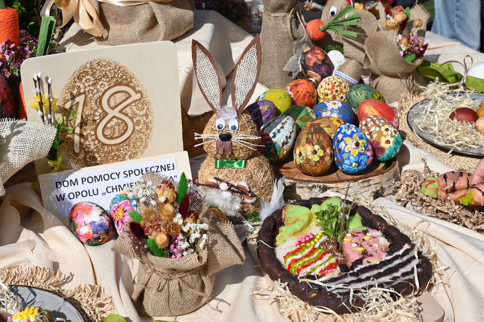 Trzy tysiące porcji żurku i pięć tysięcy jajek – śniadanie wielkanocne w Opolu [FOTOREPORTAŻ]