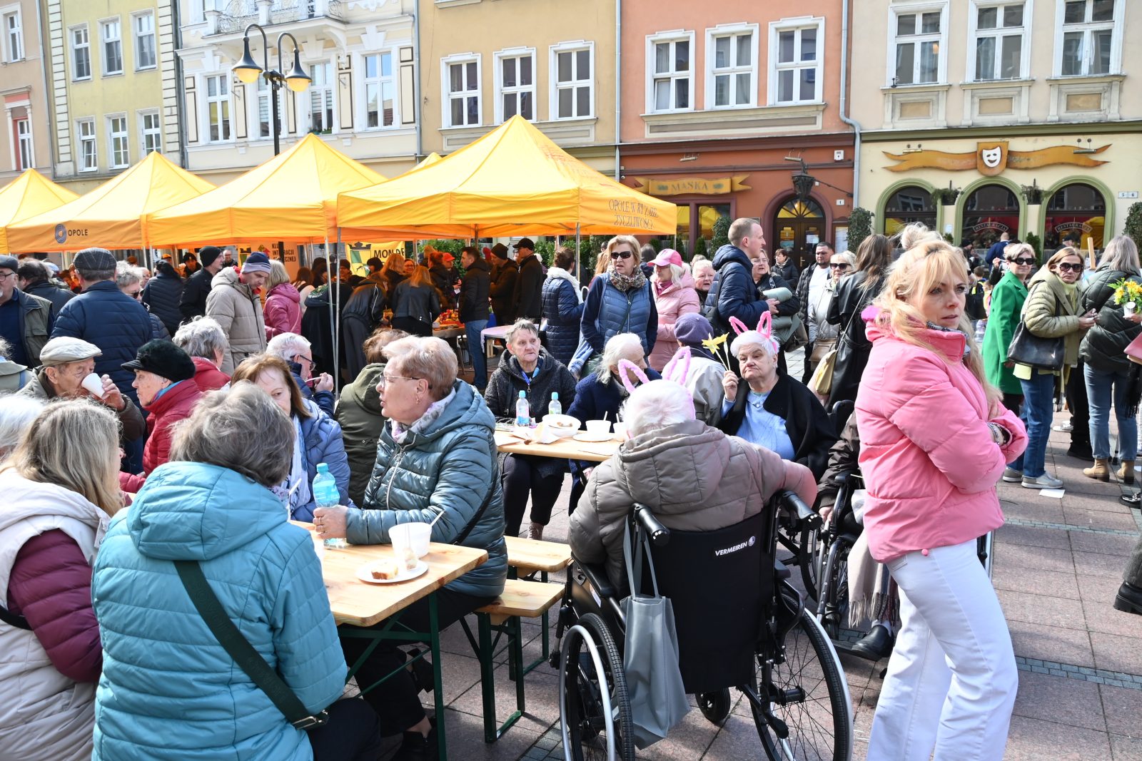 Trzy tysiące porcji żurku i pięć tysięcy jajek – śniadanie wielkanocne w Opolu [FOTOREPORTAŻ]