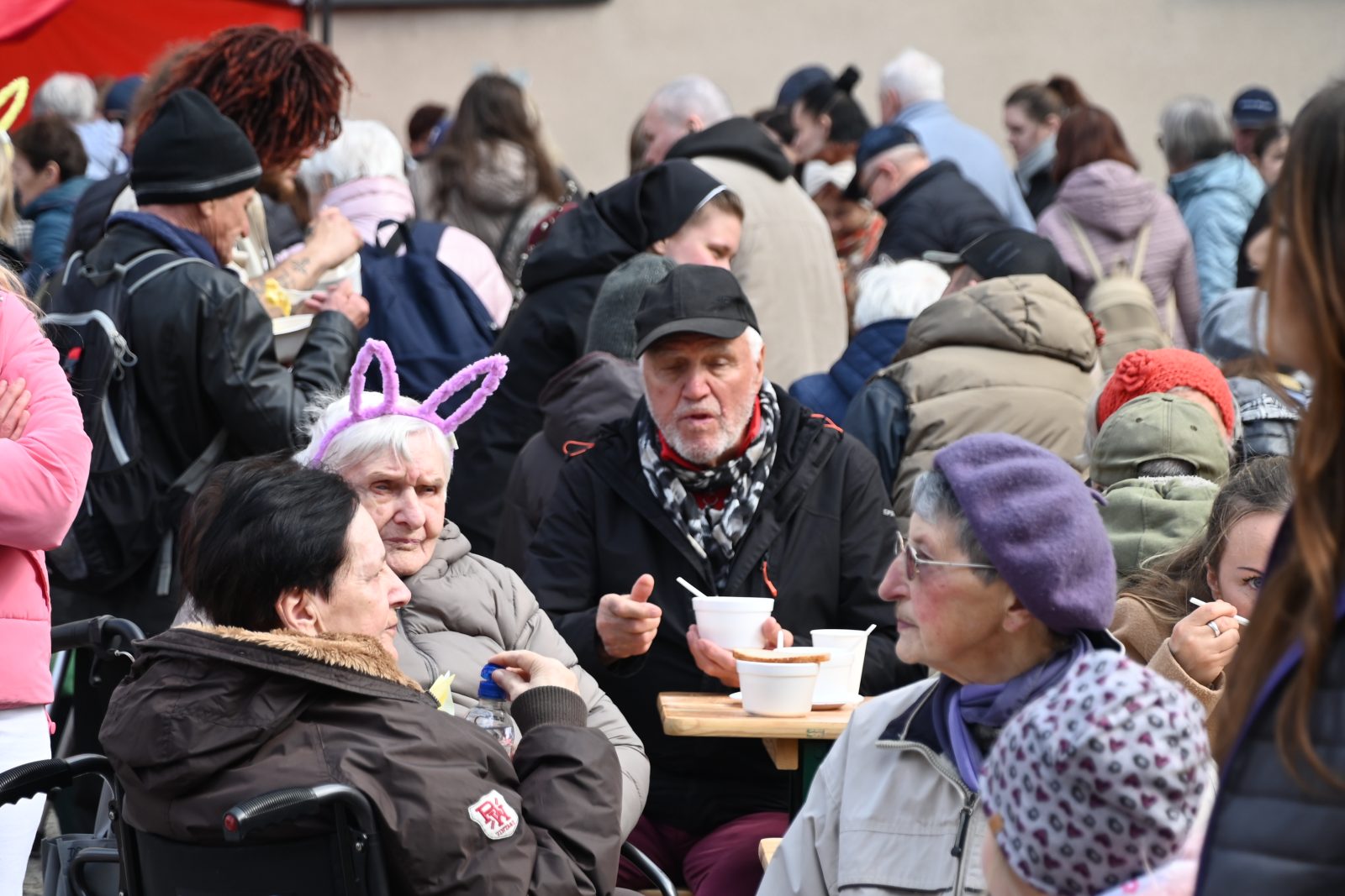 Katowice: setki osób zasiadły przy stole podczas Metropolitalnego Śniadania bez Samotności