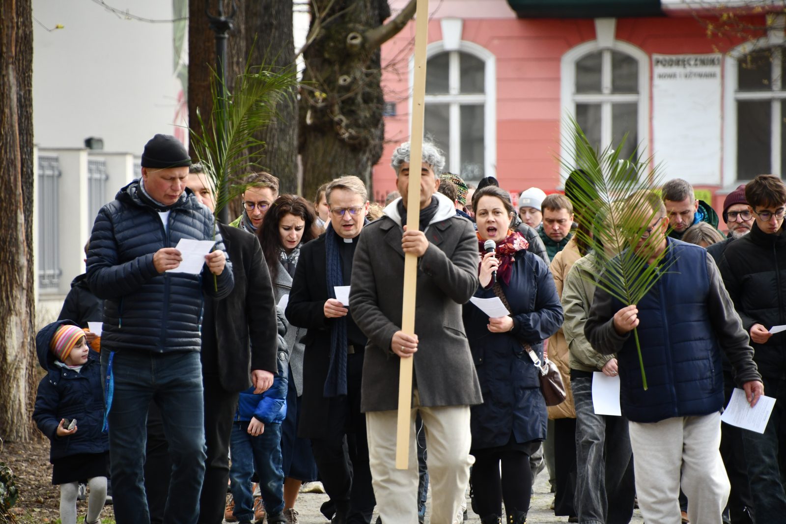 Poznań: Droga Krzyżowa w sercu miasta z uchodźcami i osobami bezdomnymi [+GALERIA]