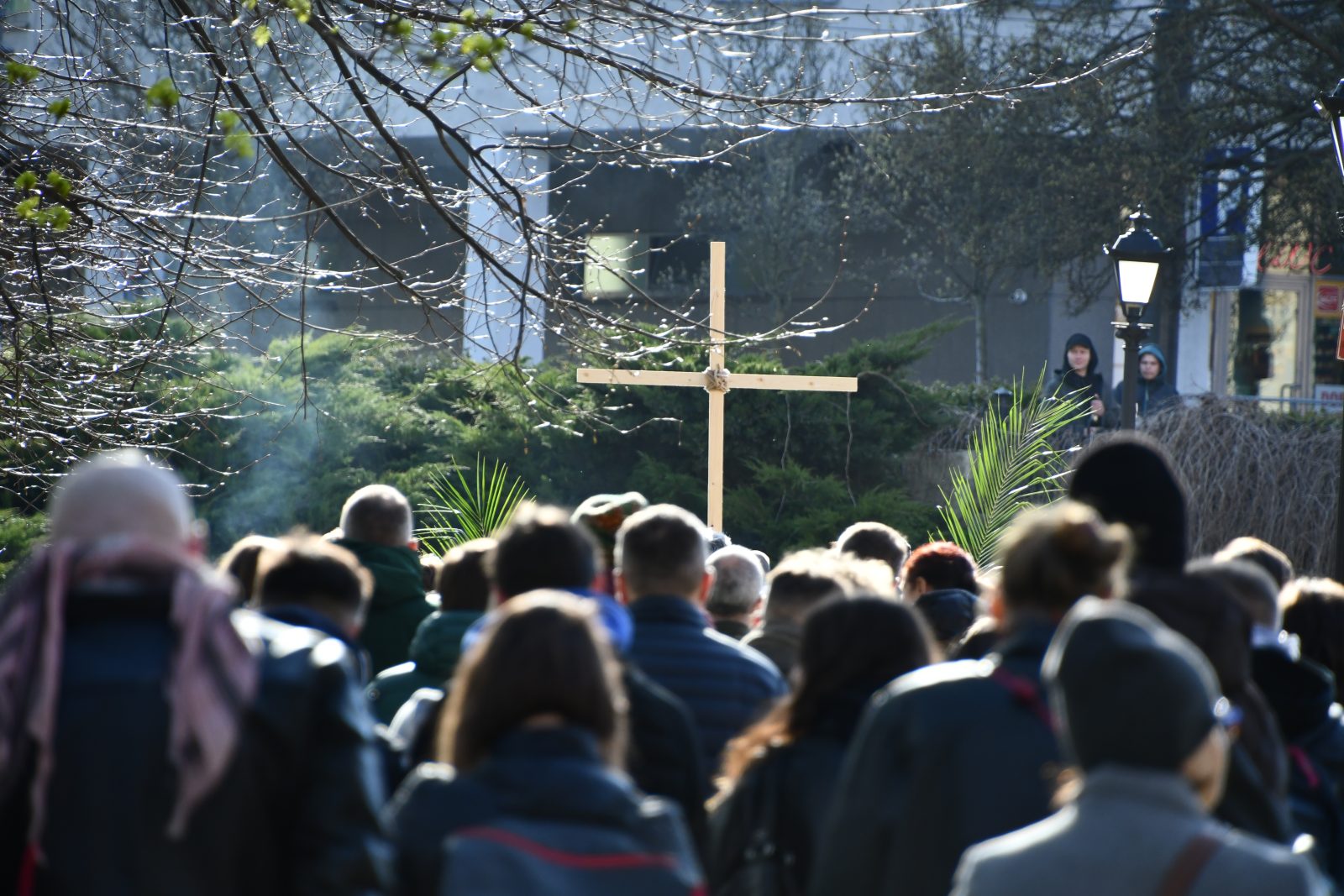 Poznań: Droga Krzyżowa w sercu miasta z uchodźcami i osobami bezdomnymi [+GALERIA]