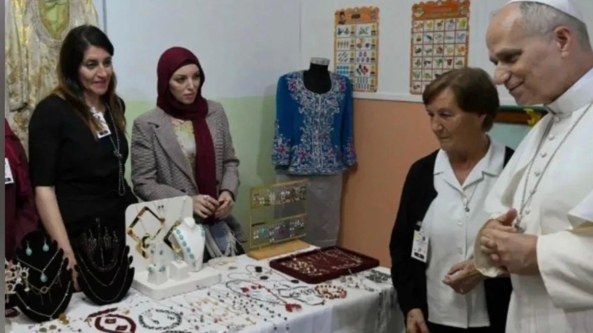 W sklepie jubilerskim w Algierze papież kupił wisiorek dla swojej bratanicy [WIDEO]