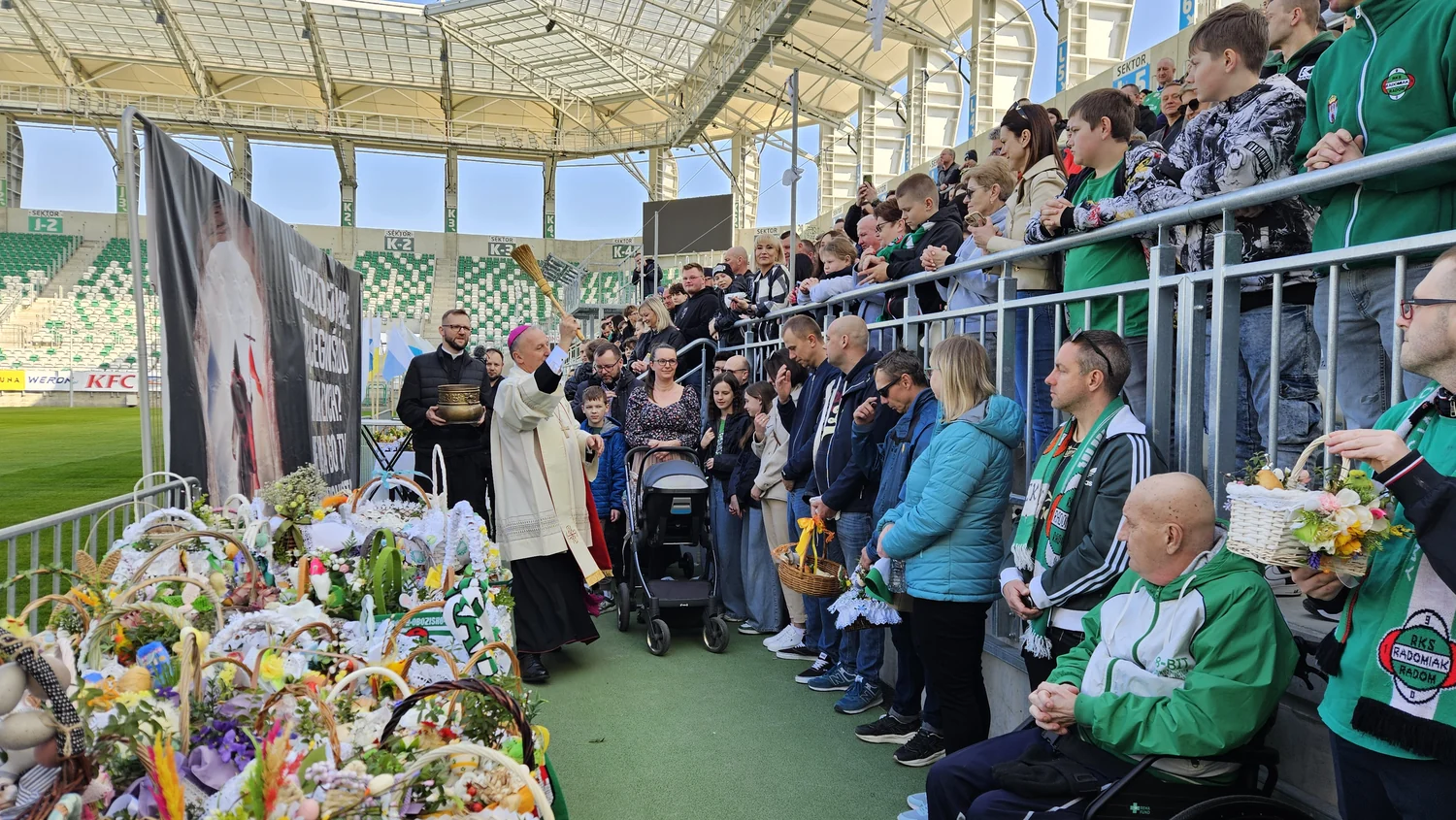 Bp Marek Solarczyk poświęcił pokarmy na stadionie Radomiaka Radom