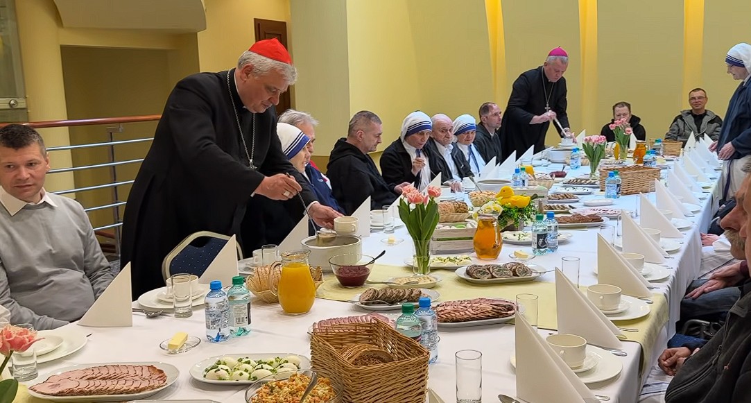 Kard. Konrad Krajewski zaprosił podopiecznych Sióstr Matki Teresy z Kalkuty na śniadanie wielkanocne