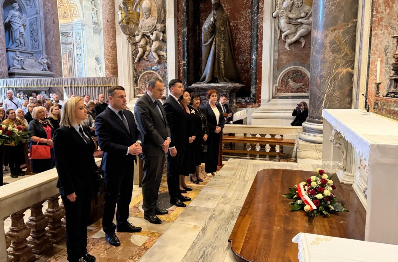 Kard. Ryś przy grobie Jana Pawła II: Ewangelia życia jest w samym sercu orędzia Jezusa