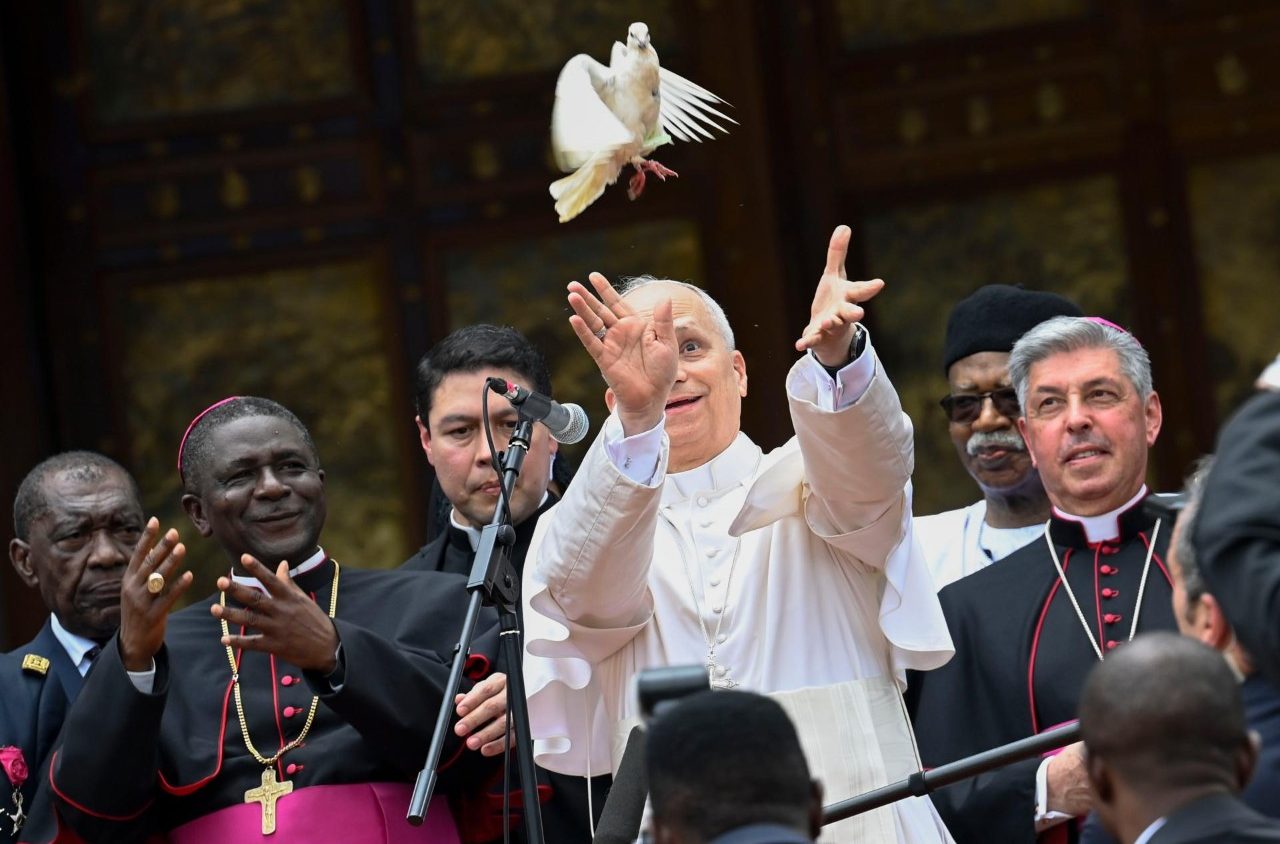 Łzy, wiara i wspólne wołanie o pokój – Leon XIV w Kamerunie symbolicznie wypuścił 7 gołębi