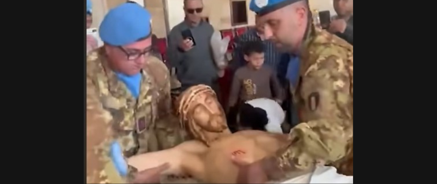 Liban: włoscy żołnierze przywieźli nową figurę Jezusa do wioski, w której izraelski żołnierz zniszczył krzyż