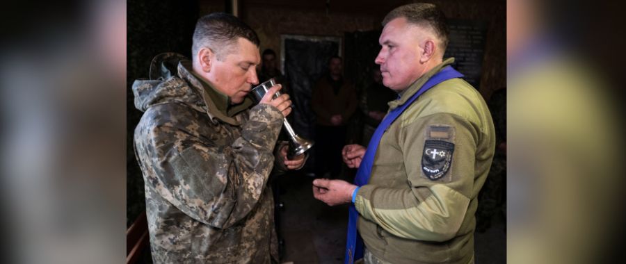 Zmartwychwstanie Pańskie na wojennym froncie. W ciszy i w skupieniu [+GALERIA]