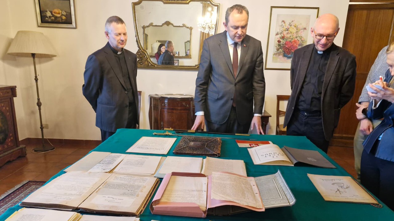 W Rzymie zaprezentowano cenne pamiątki po ambasadorze Papée