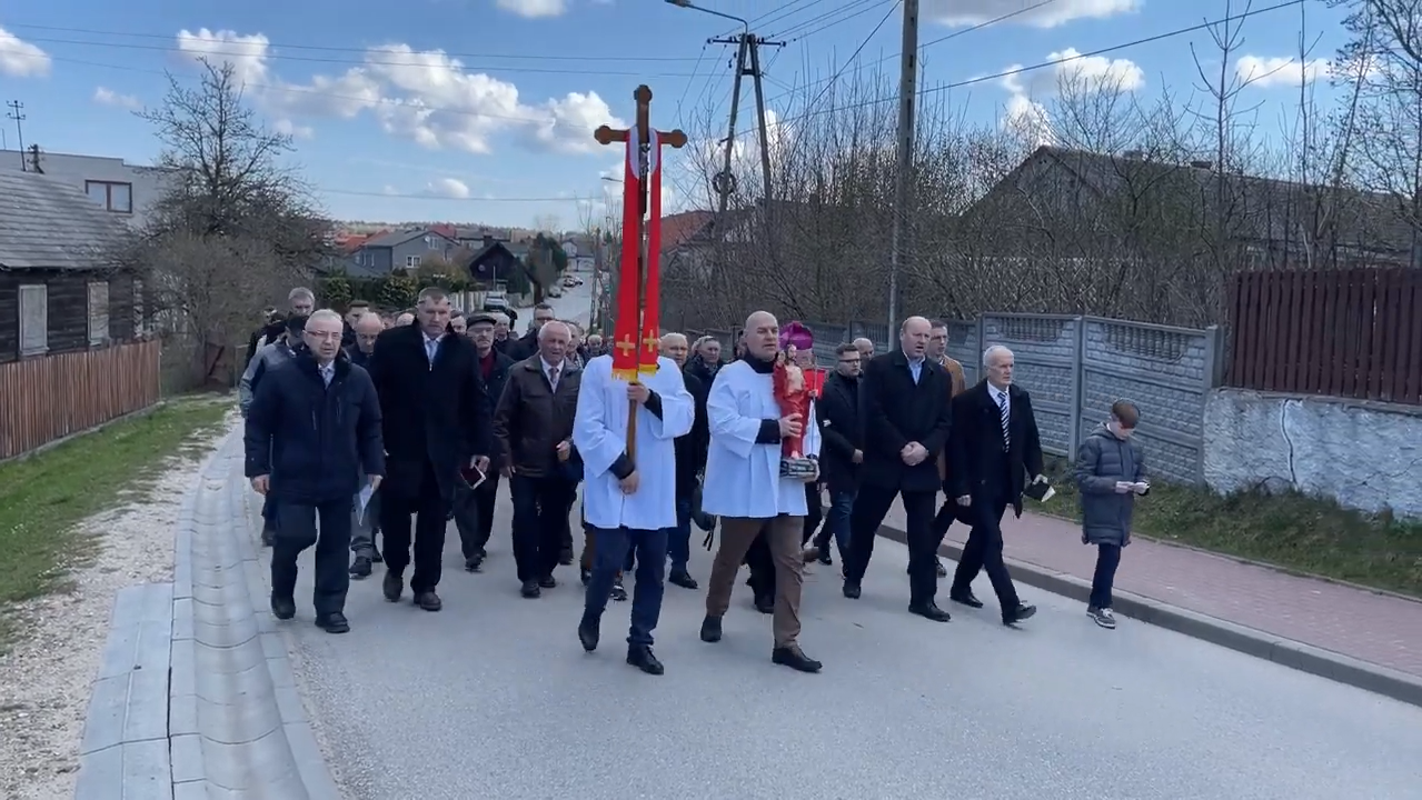 Suków: męska procesja Emaus od ok. stu lat wychodzi w Poniedziałek Wielkanocny