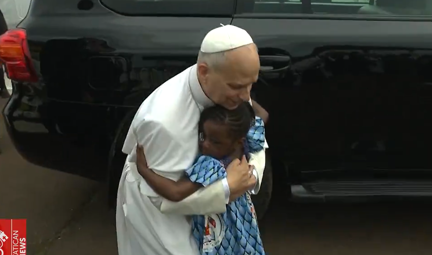 Dziewczynka podbiegła na lotnisku, by uściskać papieża Leona XIV na pożegnanie [WIDEO]