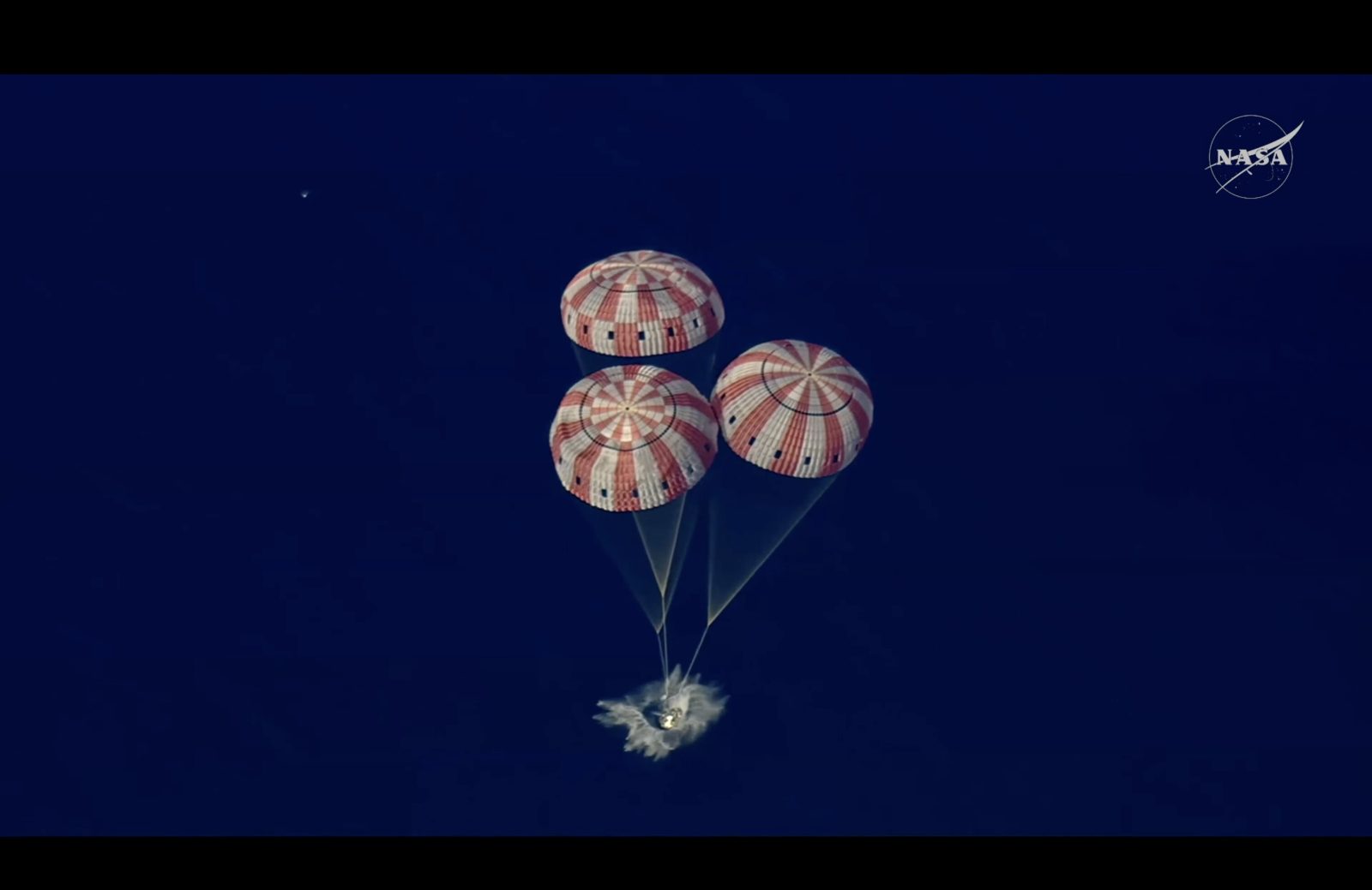 USA: statek Orion z astronautami bezpiecznie wodował na Pacyfiku, kończąc księżycową misję Artemis II [+GALERIA]