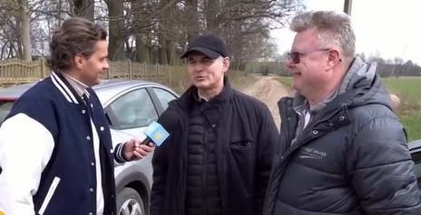 Kobieta stała z przebitą oponą. Pomogło jej… dwóch księży [WIDEO]