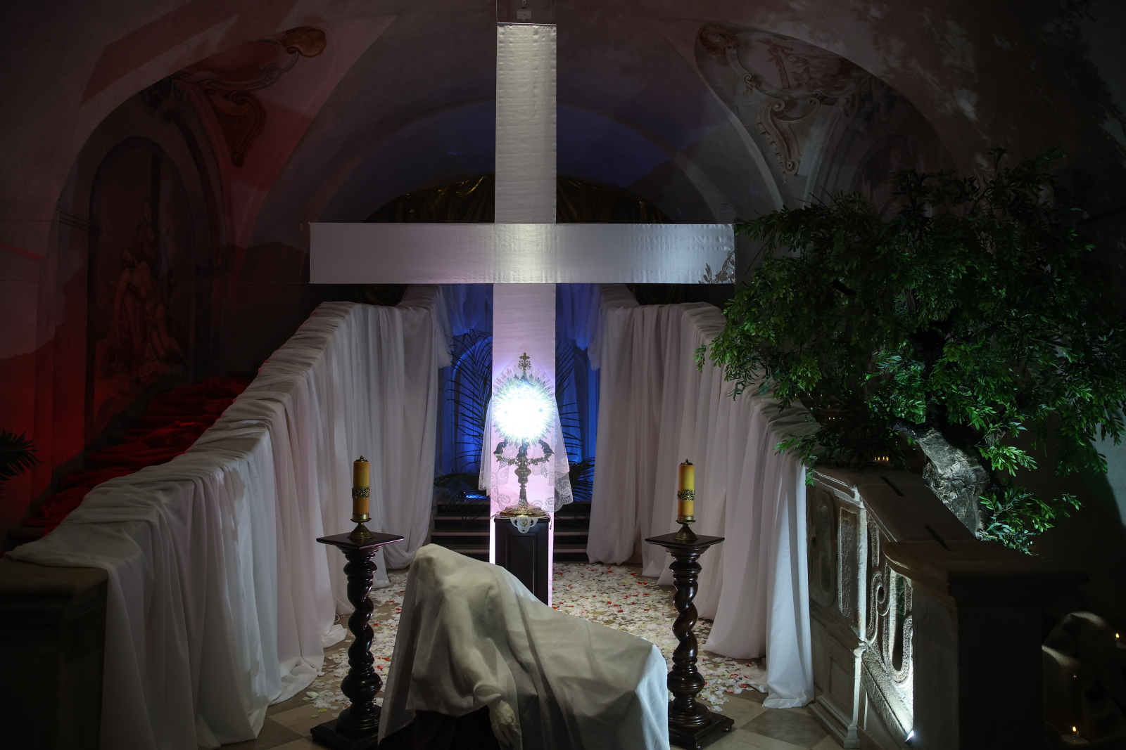  „Wszechświat jest tylko drogą” – Grób Pański w krypcie ojców pijarów w Krakowie [+GALERIA]