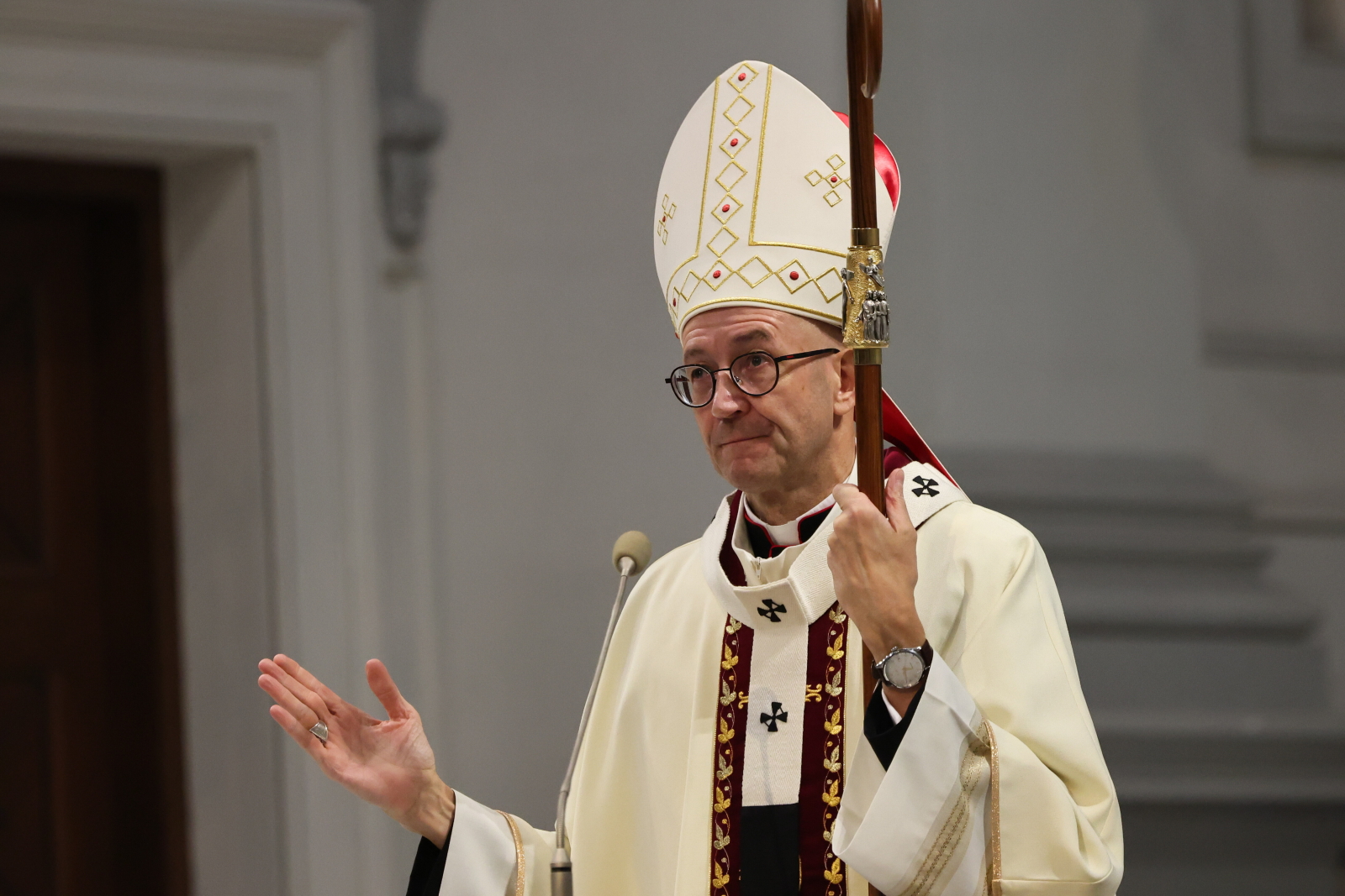 Abp Galbas: zmartwychwstały Chrystus mówi do nas: „w najmroczniejszym mroku jestem z Tobą”