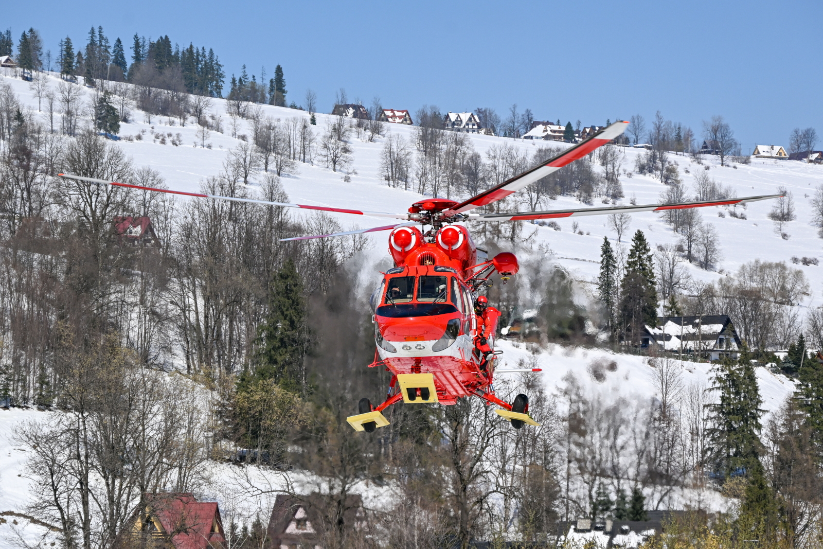 Śmigłowcem ewakuowano turystów z Doliny Pięciu Stawów [+GALERIA]
