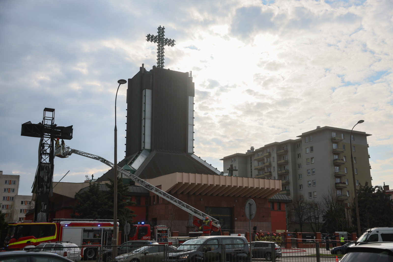 Parafianie o pożarze krzyża papieskiego: w tym wielkim smutku gromadzimy się na modlitwie