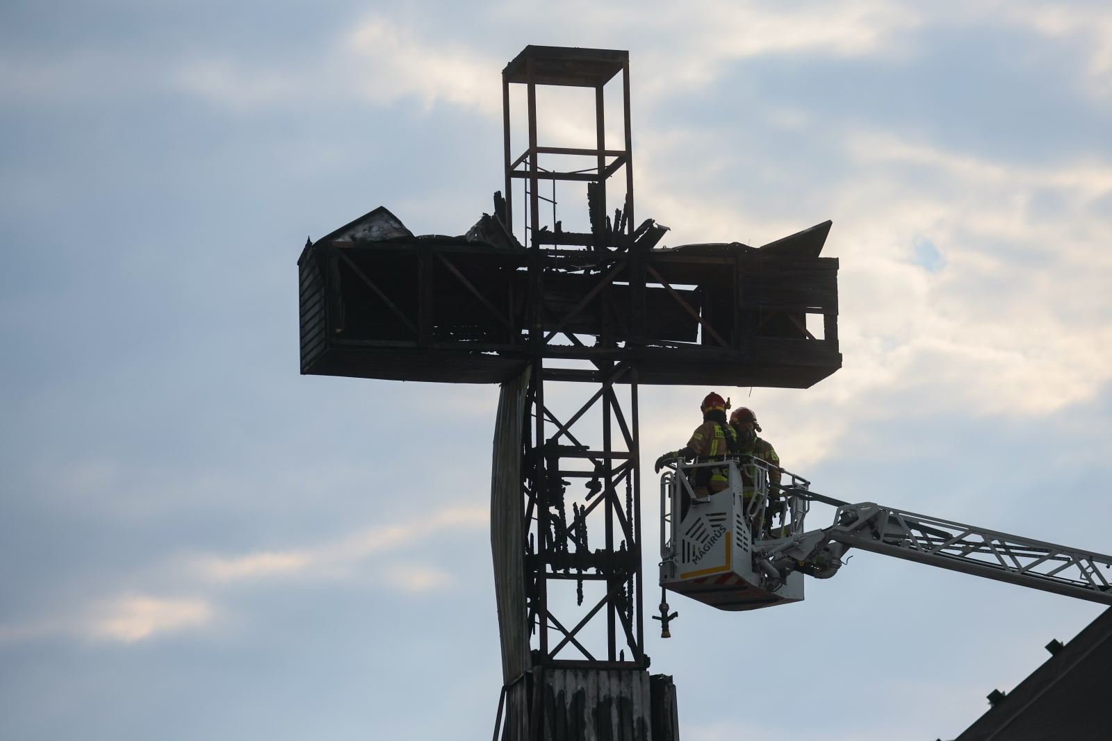 Parafianie o pożarze krzyża papieskiego: w tym wielkim smutku gromadzimy się na modlitwie