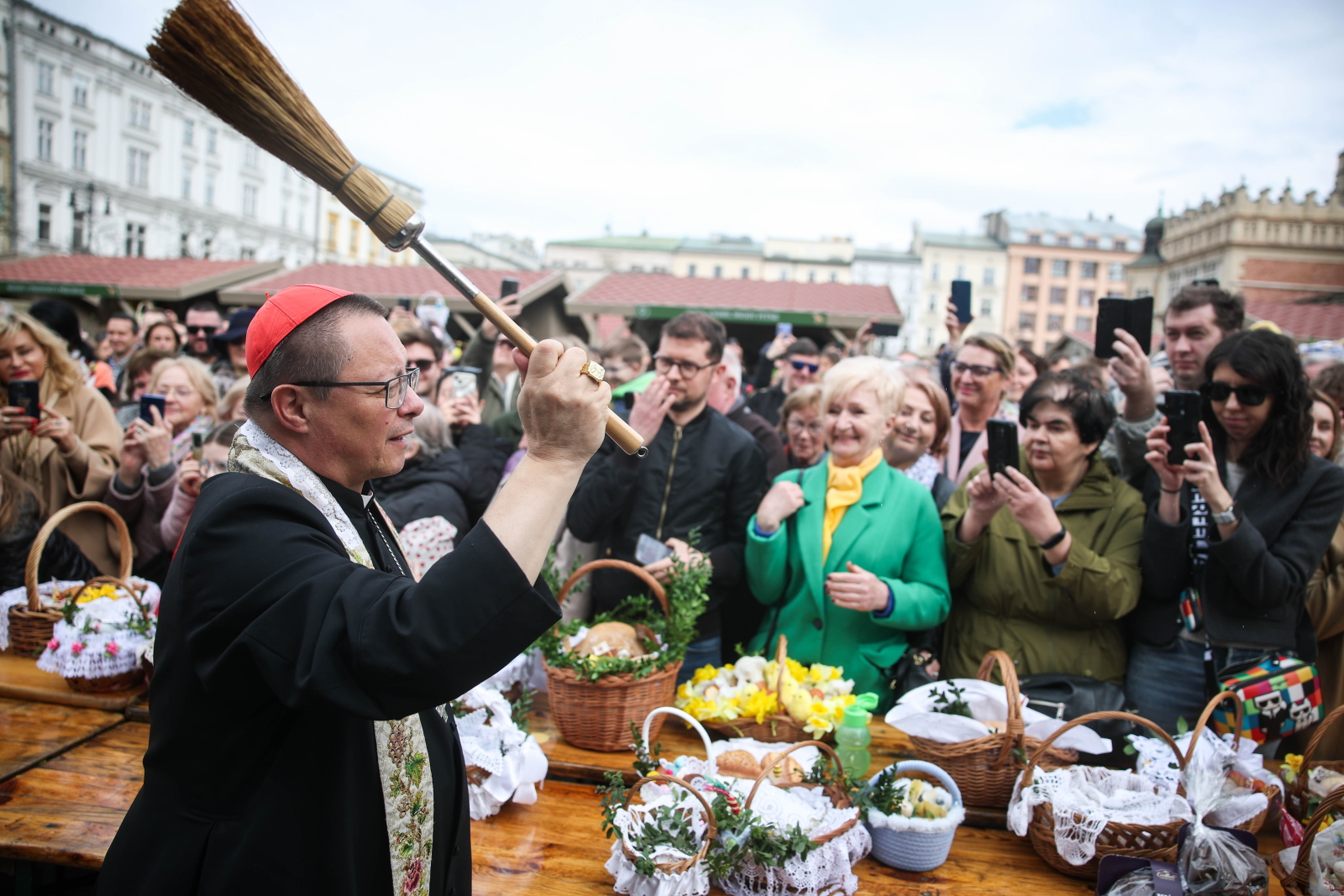 Kard. Grzegorz Ryś: każdemu życzę, żeby się dał Jezusowi wyprowadzić z grobu [+GALERIA]