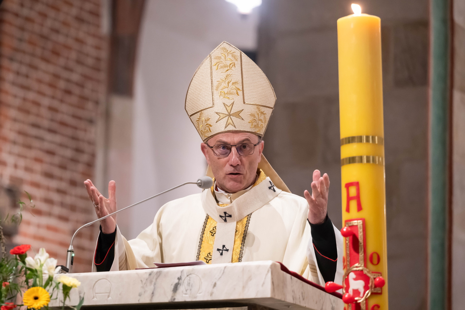 Prymas Polski: mocno uchwyćmy się dłoni Zmartwychwstałego [+GALERIA]