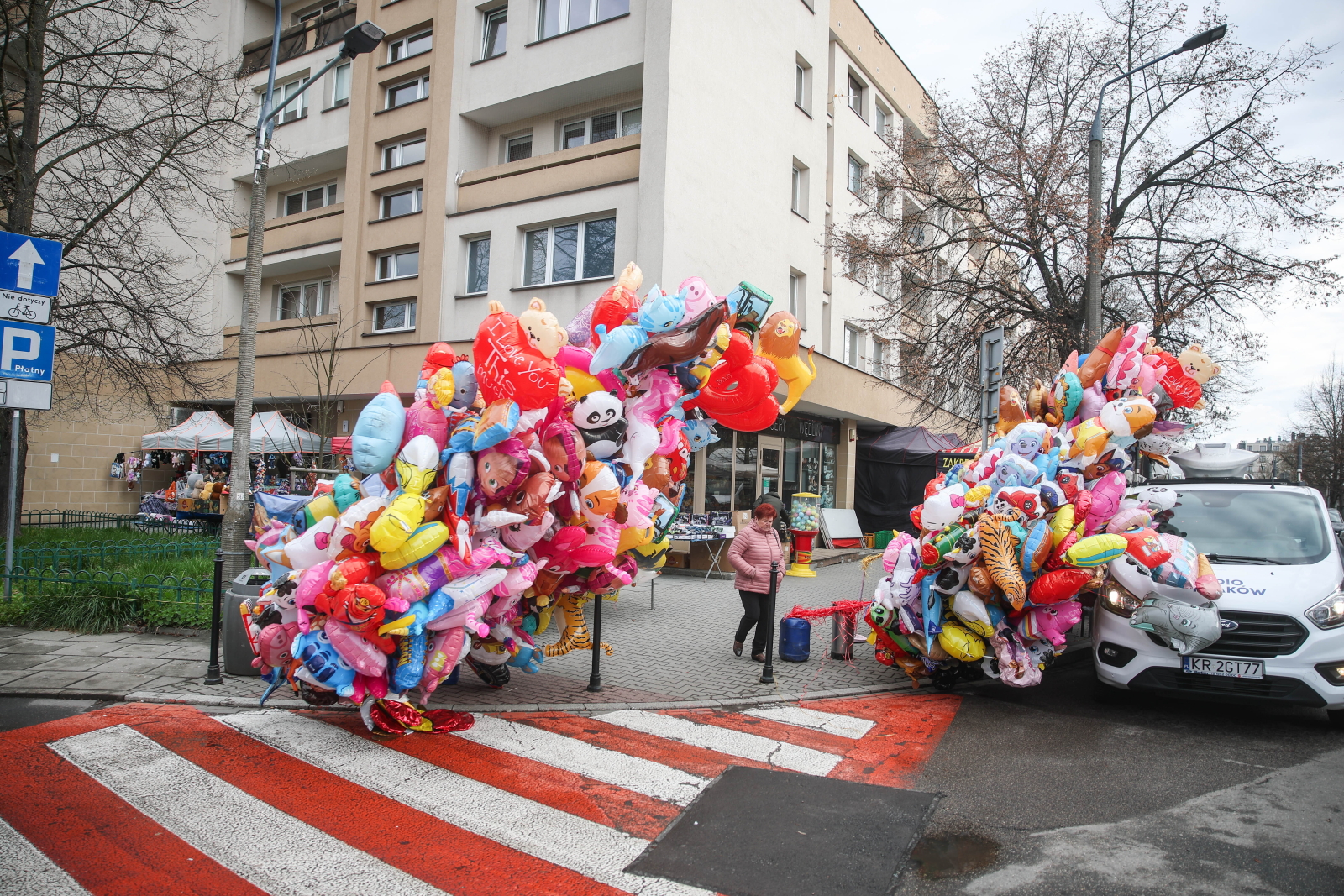 Kraków: wiele osób odwiedza jarmark Emaus na Salwatorze [+GALERIA]