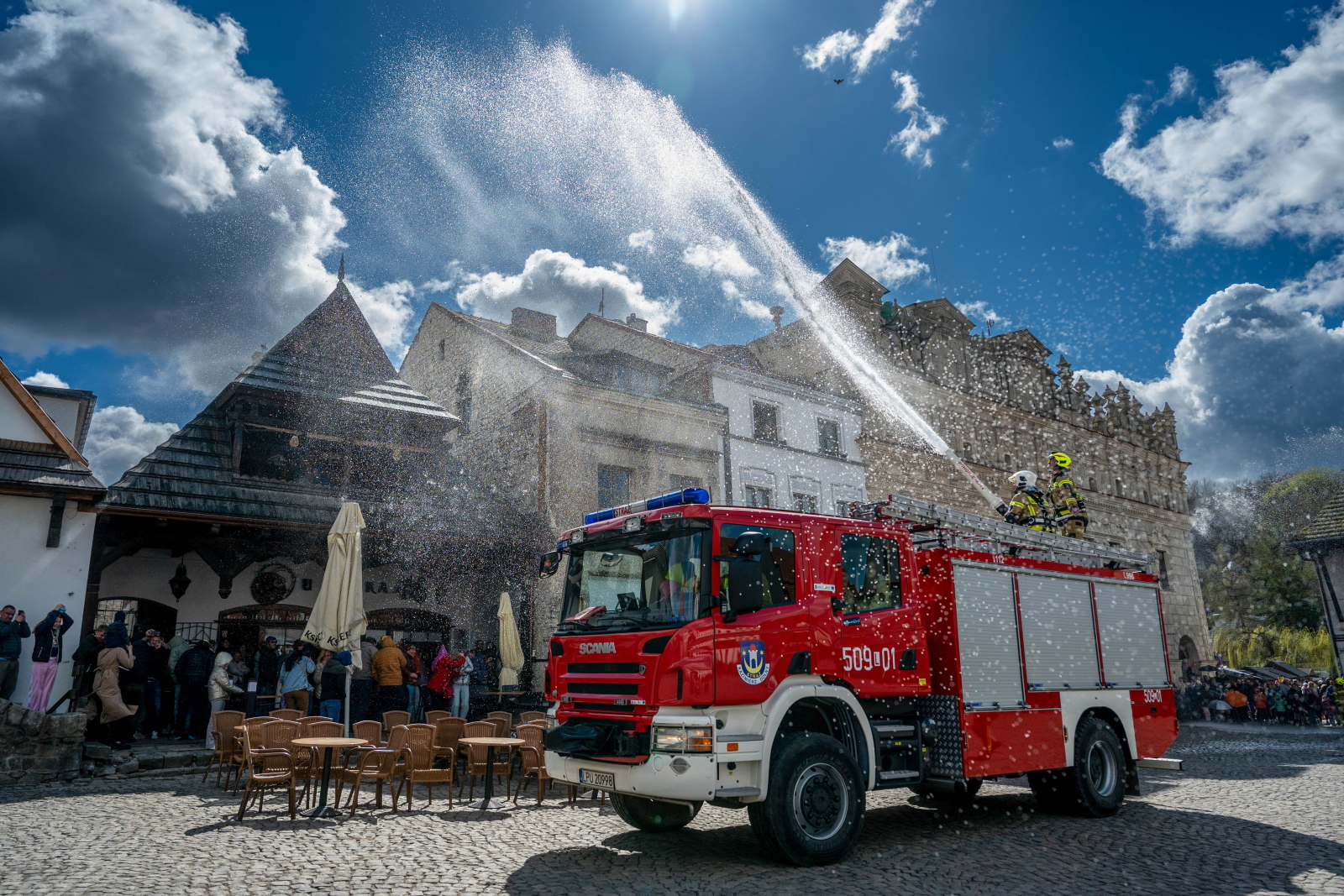 Tradycyjny śmigus-dyngus w Polsce [GALERIA]