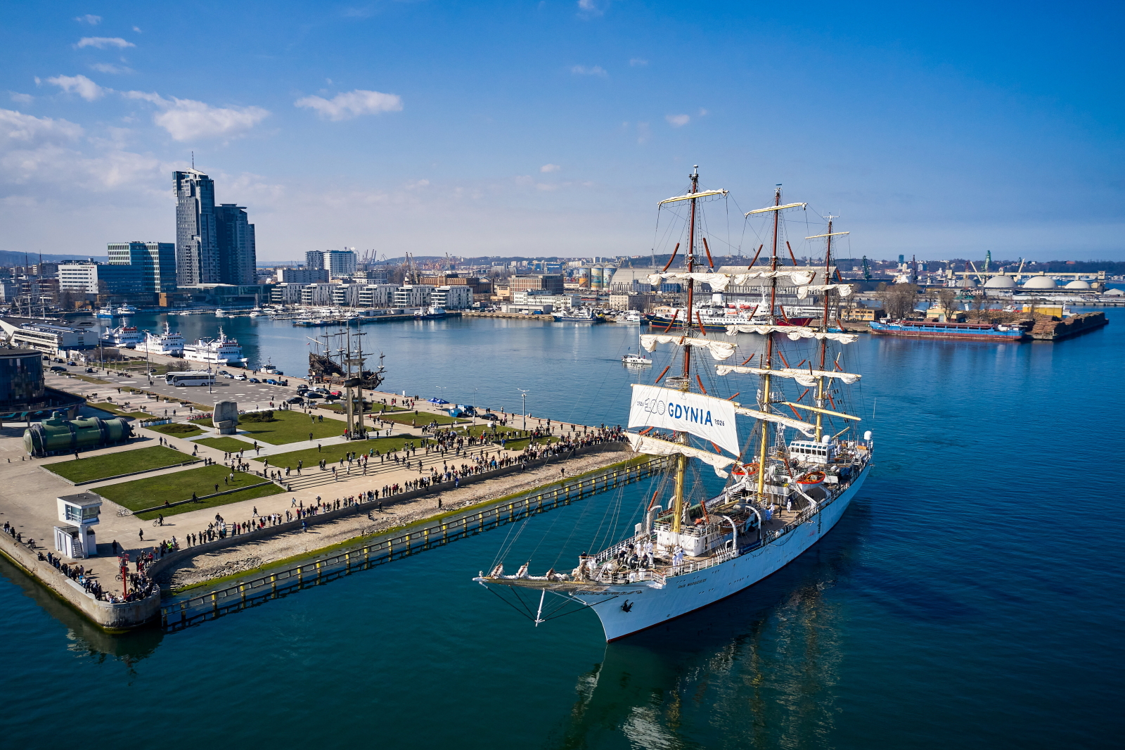 Gdynia: Fregata Dar Młodzieży wypłynęła w rejs do USA