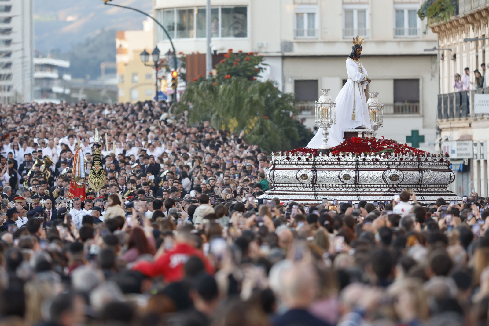 Malaga: setki tysięcy Hiszpanów na procesjach Wielkiego Tygodnia. „Idą wierzący i niewierzący”