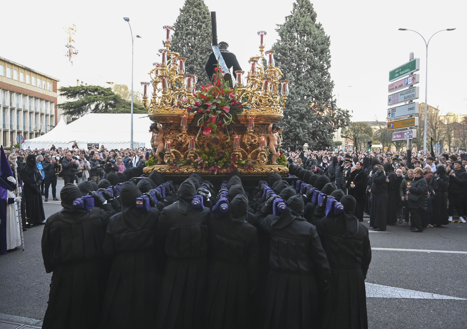 Malaga: setki tysięcy Hiszpanów na procesjach Wielkiego Tygodnia. „Idą wierzący i niewierzący”