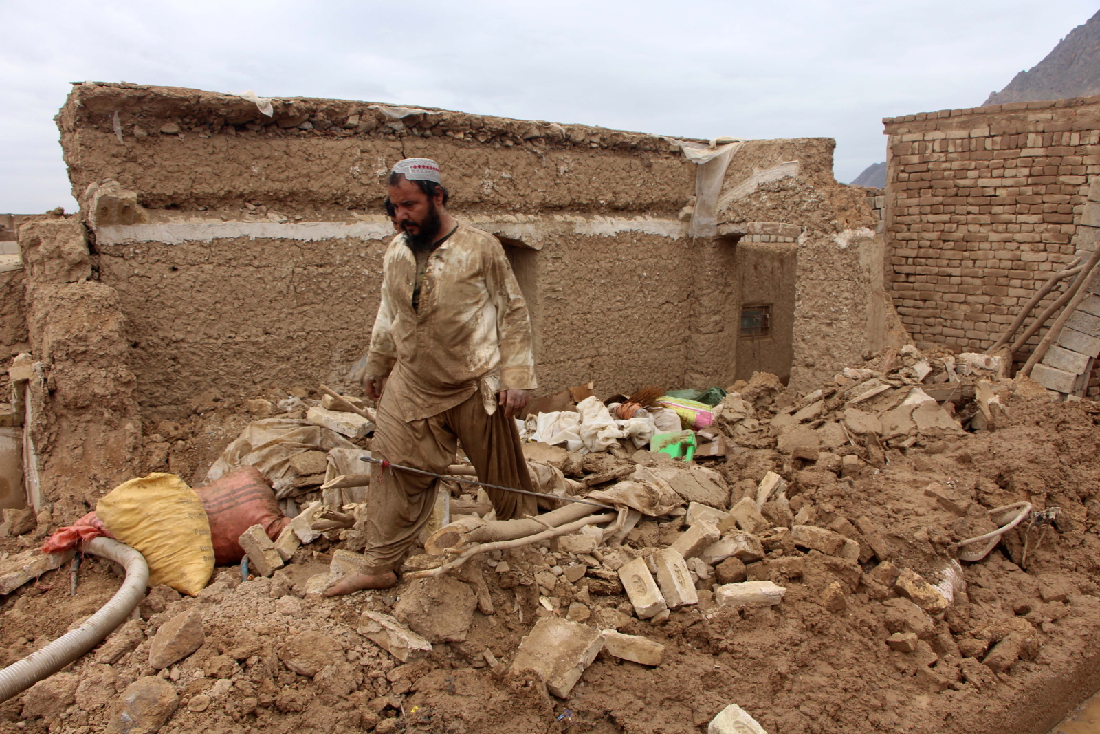 Potężne powodzie w Afganistanie: 77 osób zginęło, a 137 zostało rannych