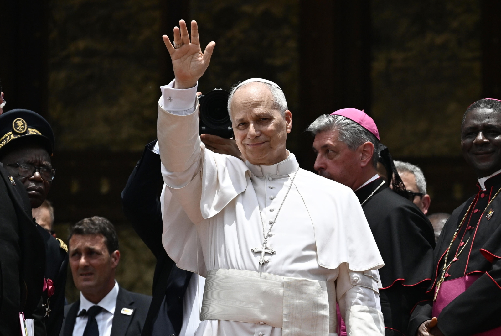 Relacje bez sztucznego dystansu. Lekcja z Watykanu [FELIETON] 