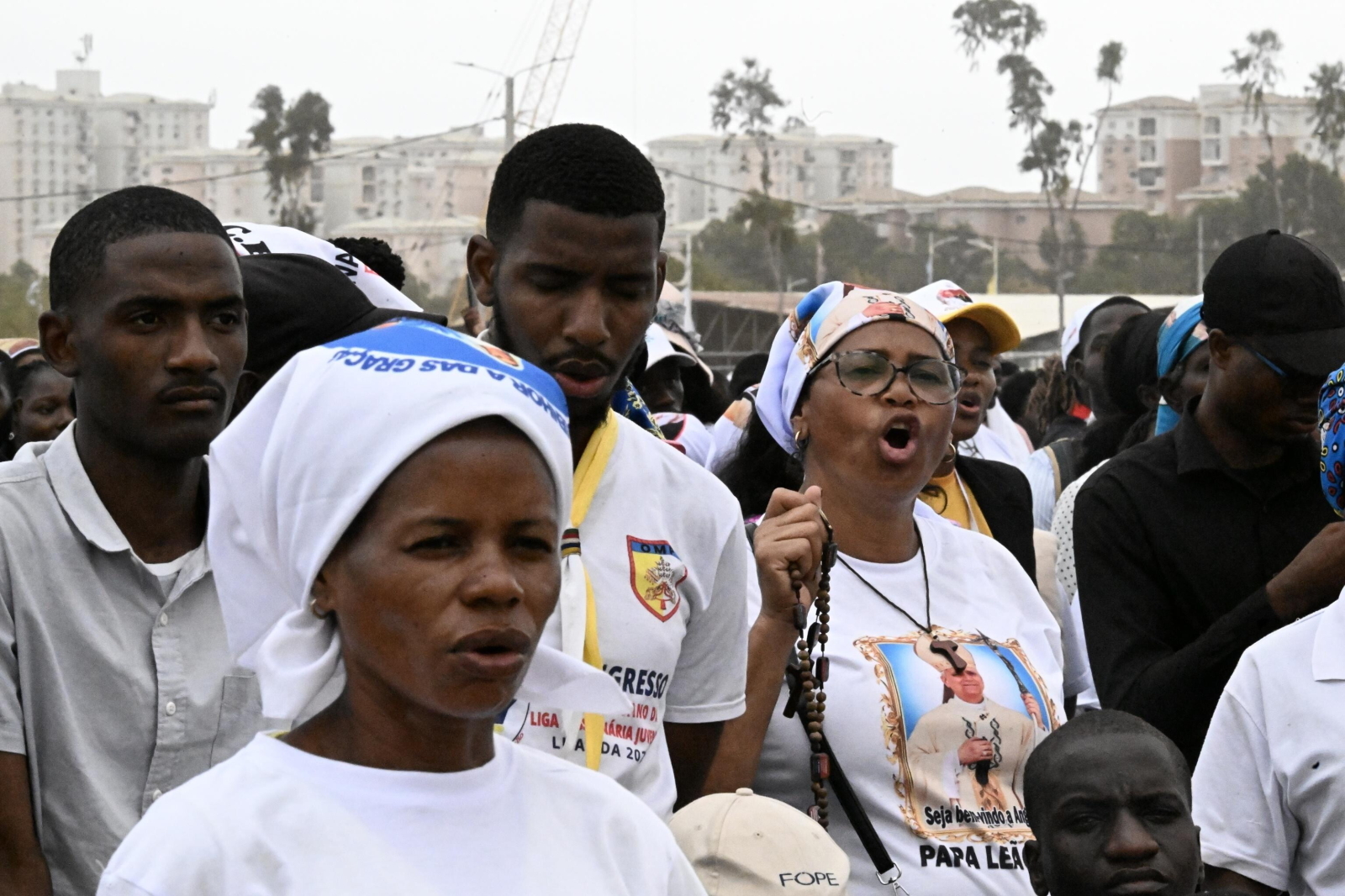 Leon XIV w Angoli: Bóg jest w Eucharystii, nie w magii [+GALERIA]