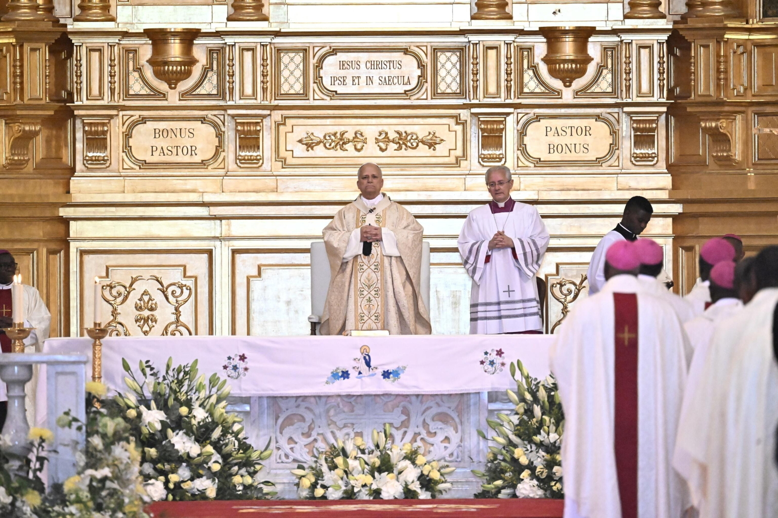 „Bądźcie budowniczymi przyszłości pełnej nadziei, pokoju i pojednania”. Leon XIV w Bazylice Niepokalane …