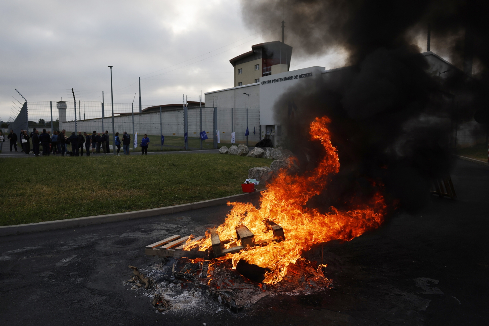Francja: przed więzieniami trwa protest strażników – skarżą się na przepełnienie zakładów karnych